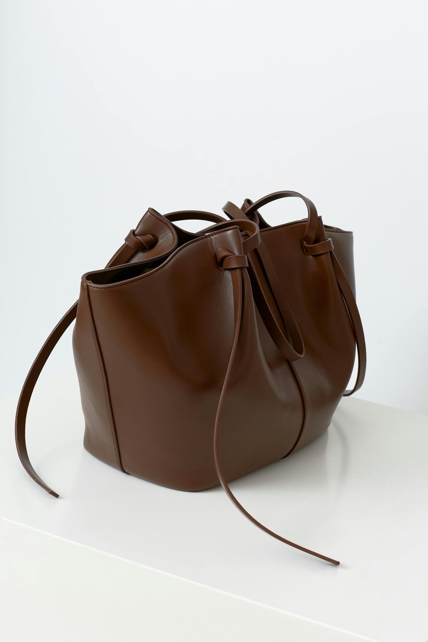 Elegant Tote Handbag – Timeless & Functional