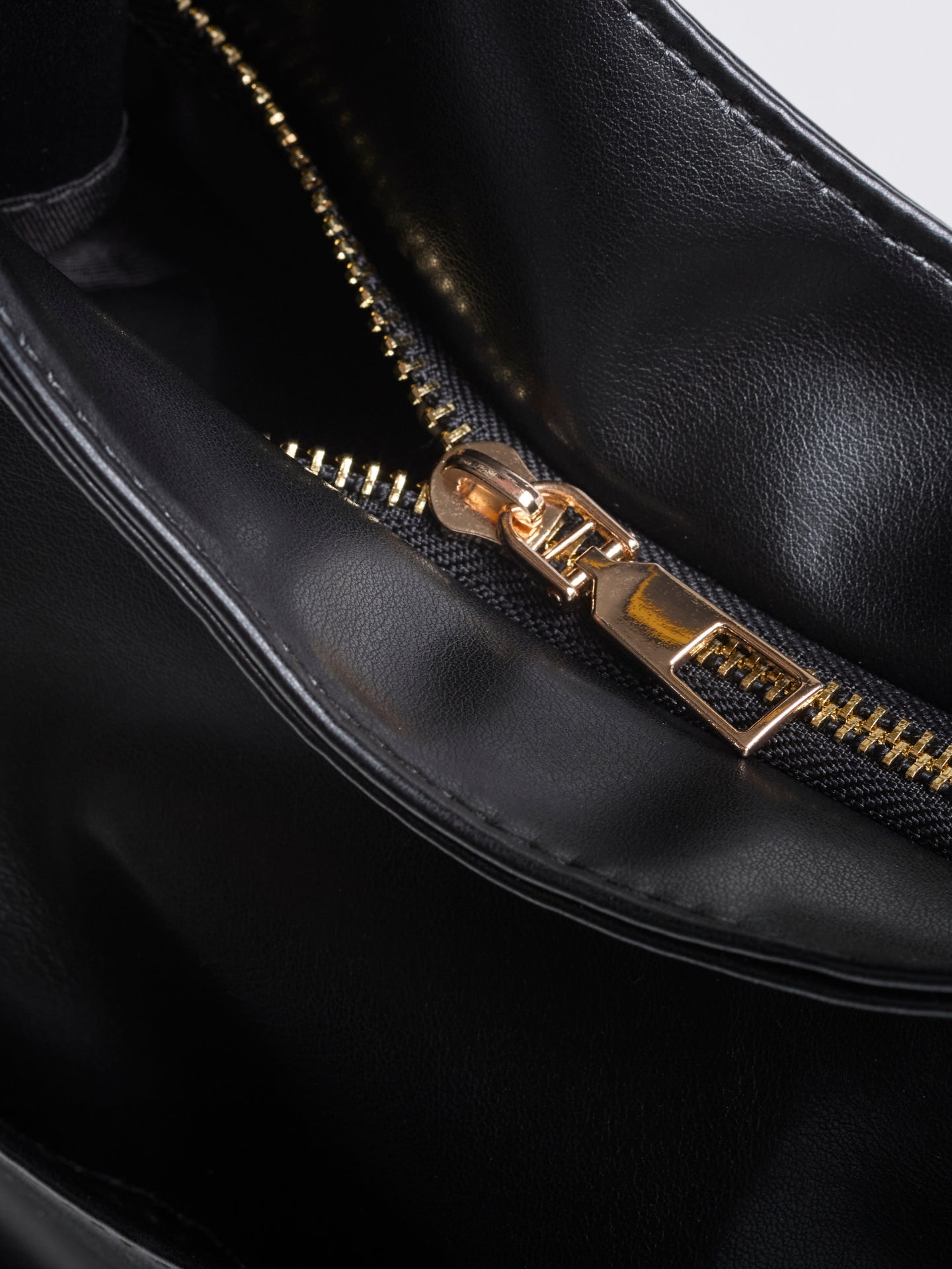 Minimalist Hobo Shoulder Bag – Vegan Leather
