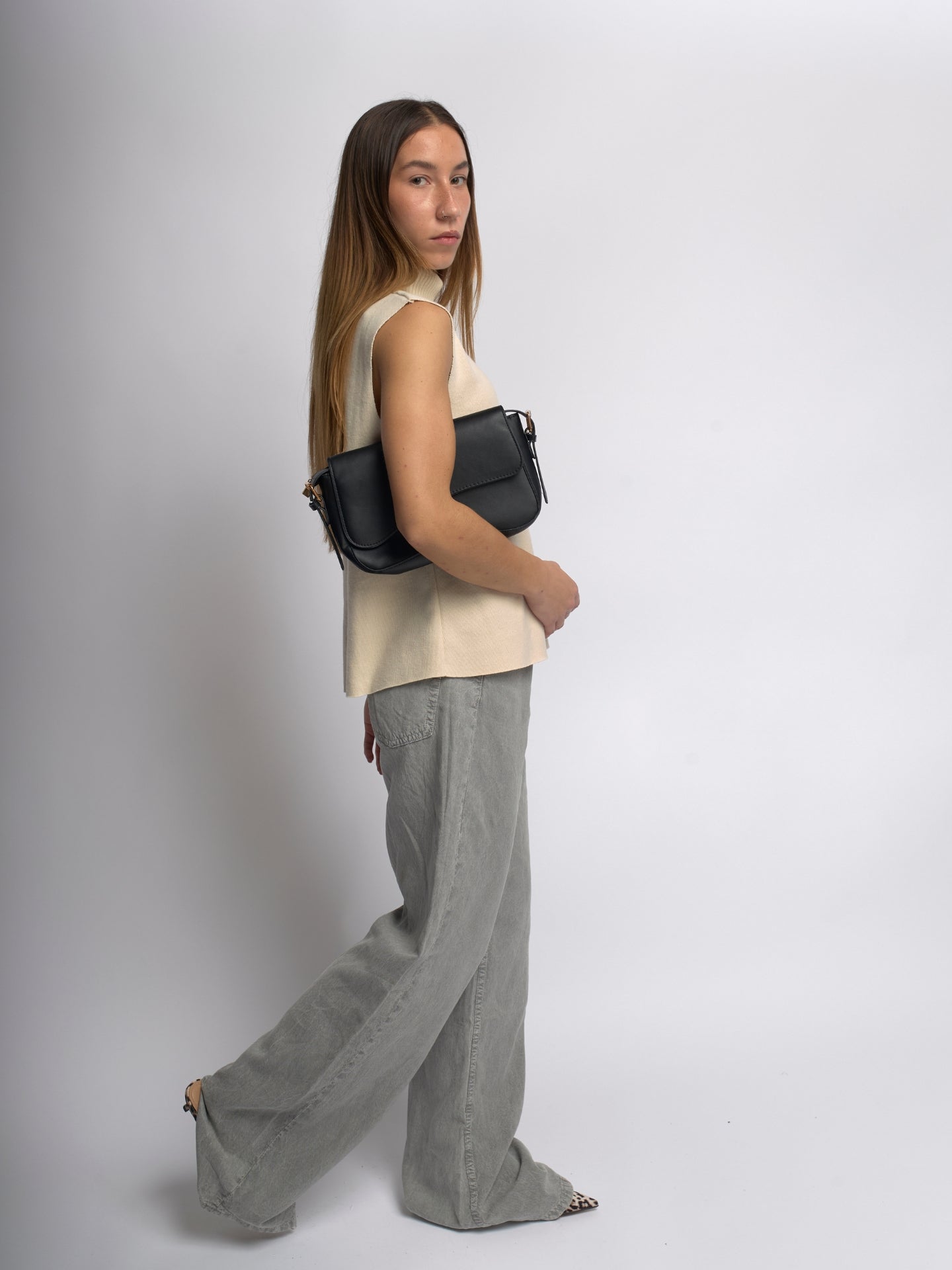 Vegan Leather Black Shoulder Bag – Adjustable Crossbody, Sustainable & Stylish