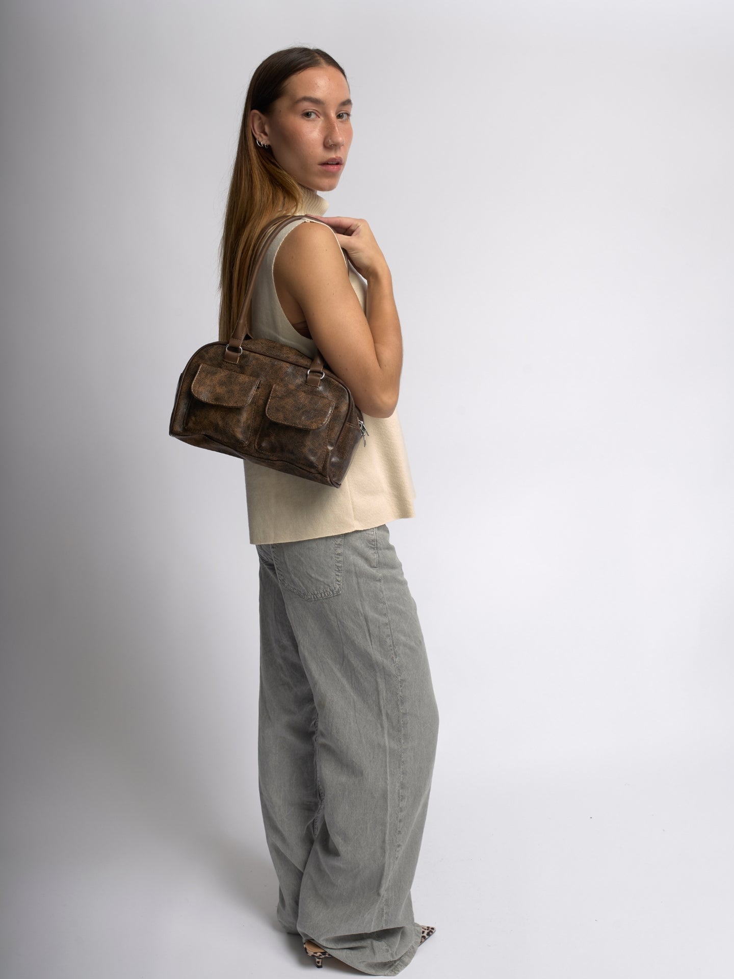 Luxury Vintage Shoulder Bag with Front Pockets – Vegan Leather & Timeless Design