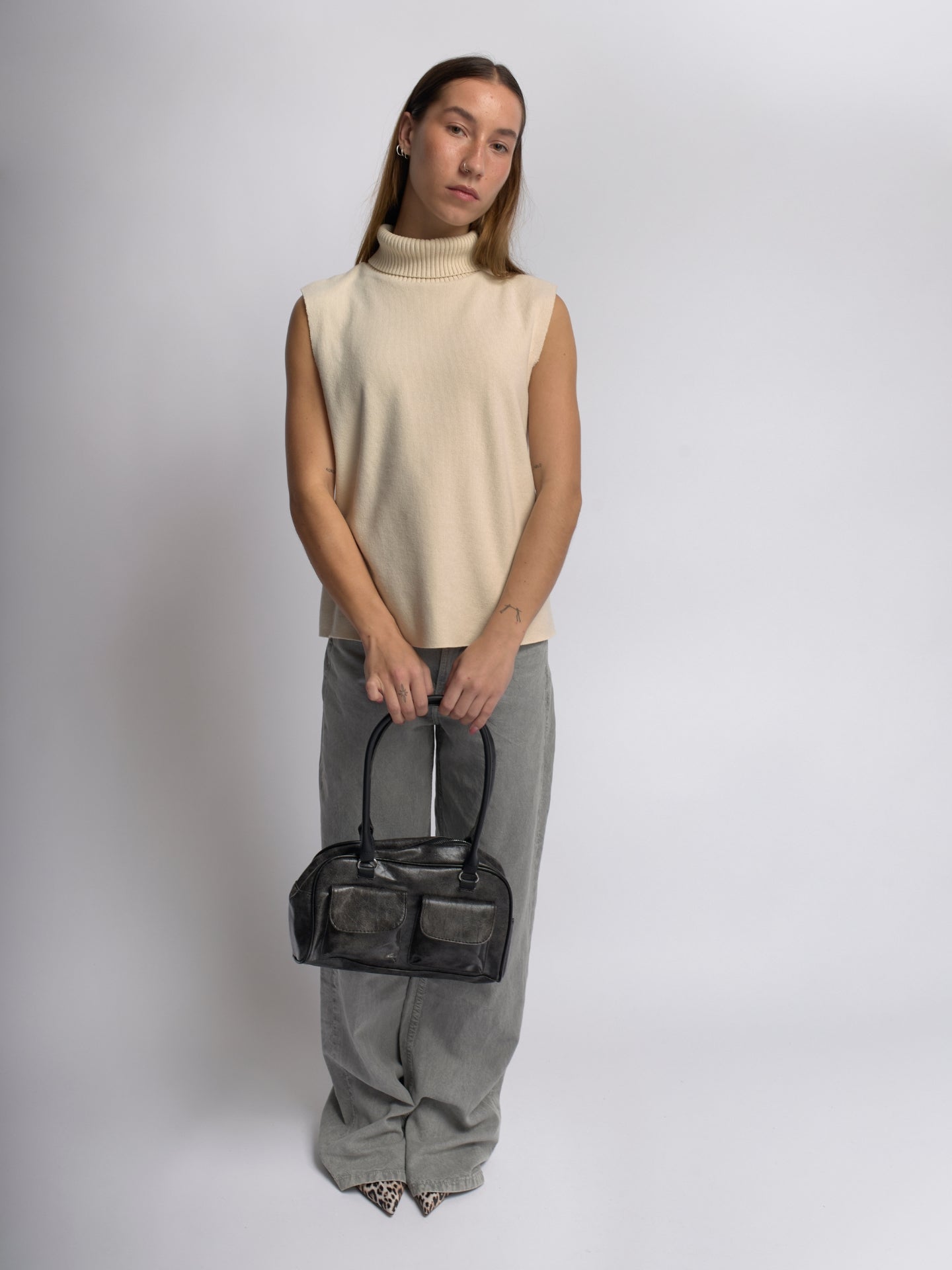 Luxury Vintage Shoulder Bag with Front Pockets – Vegan Leather & Timeless Design