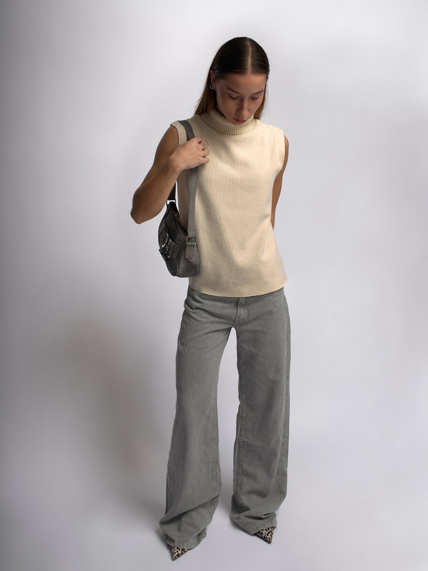 Trendy Grey Shoulder Bag with Buckle – Compact & Stylish