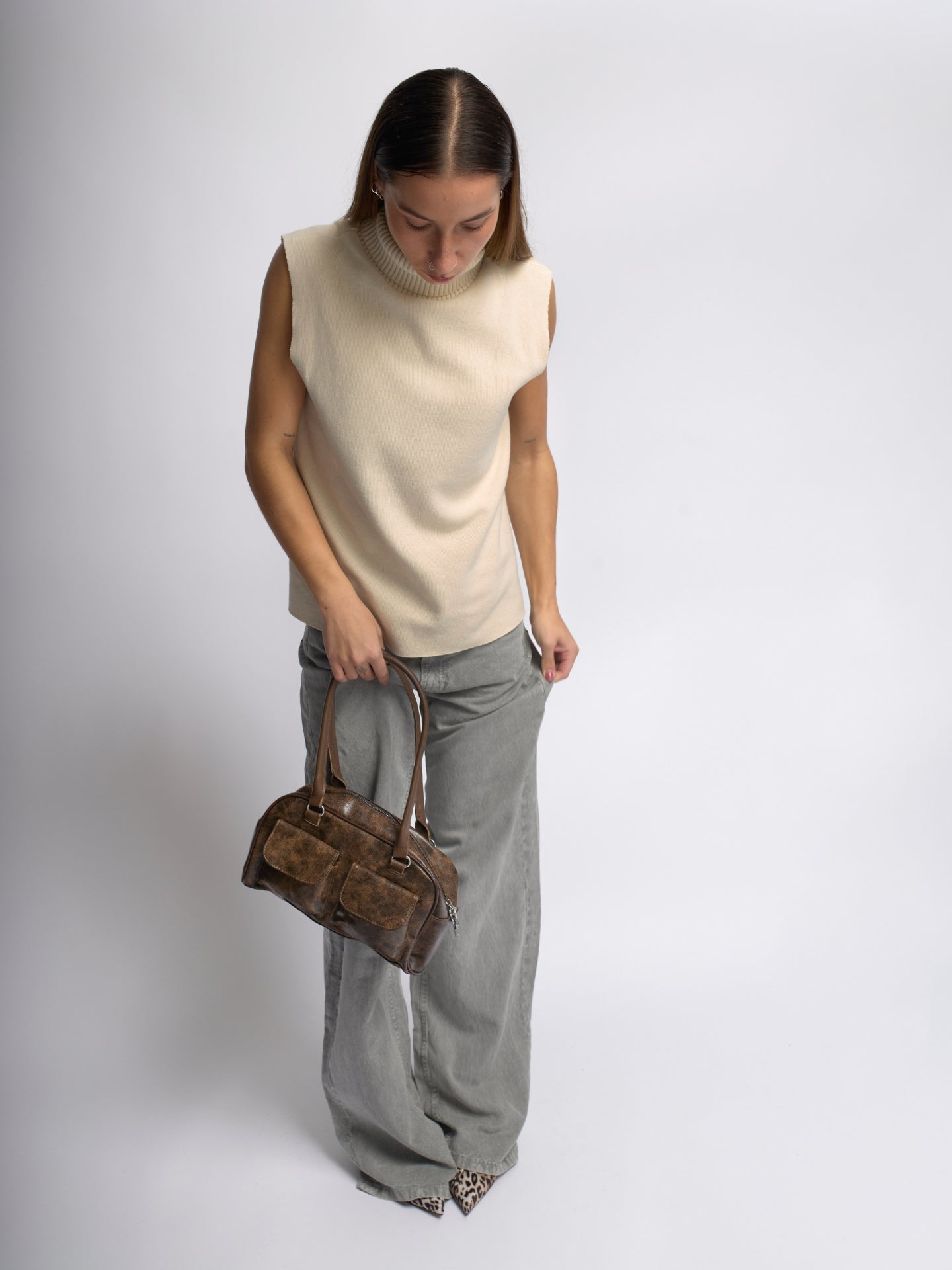 Luxury Vintage Shoulder Bag with Front Pockets – Vegan Leather & Timeless Design