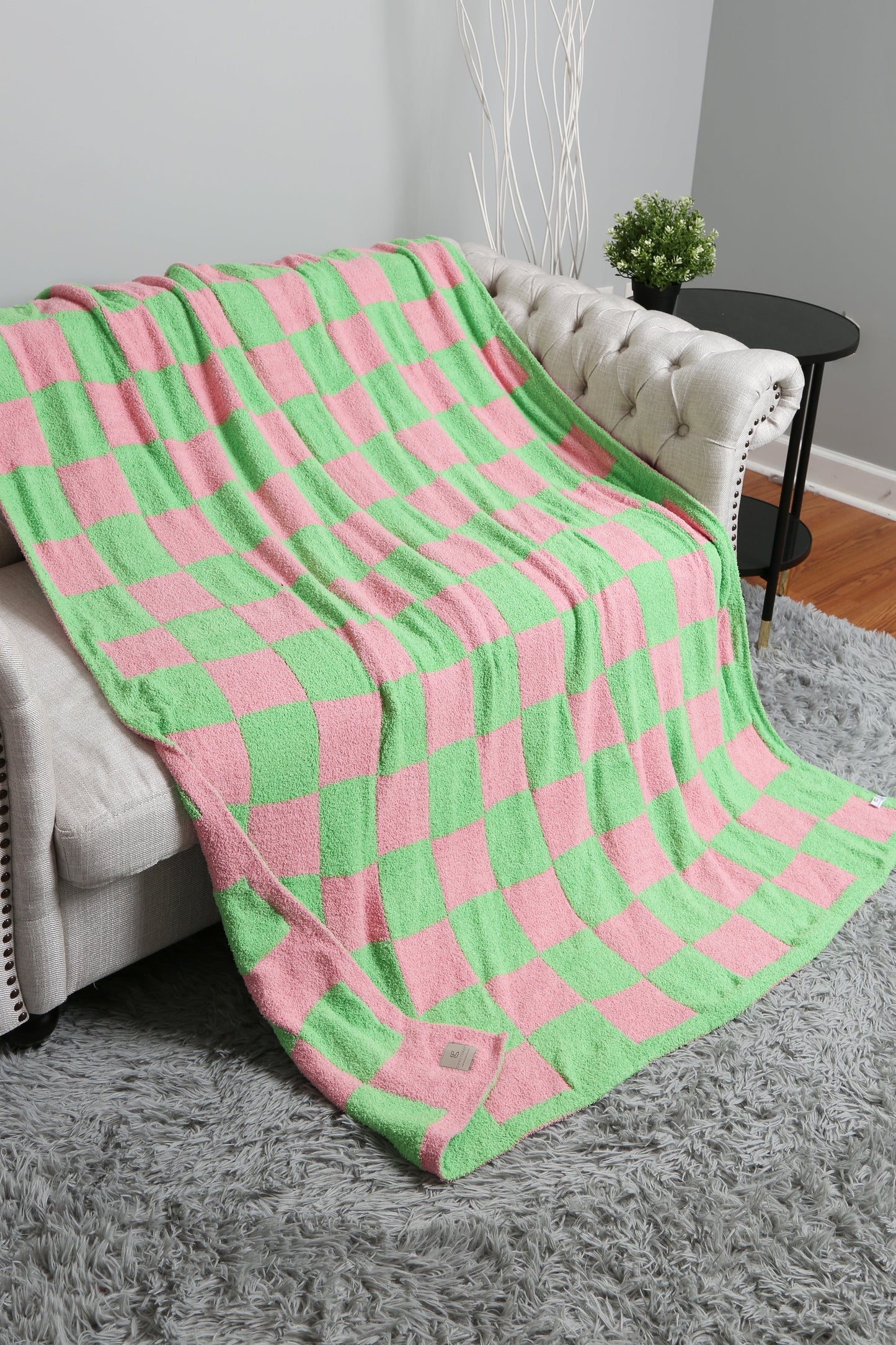 Luxurious Checkered Fleece Throw Blanket – Soft Plaid Microfiber, Machine Washable