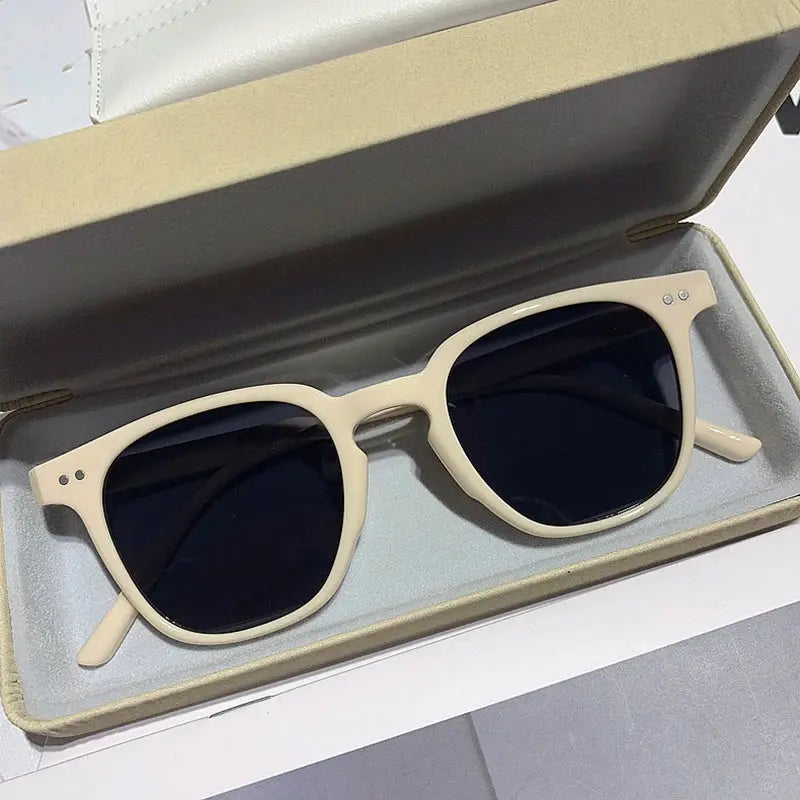 Unisex Polarized Sunglasses – UV400 Protection, Scratch-Resistant Lenses, Lightweight & Trendy Designs