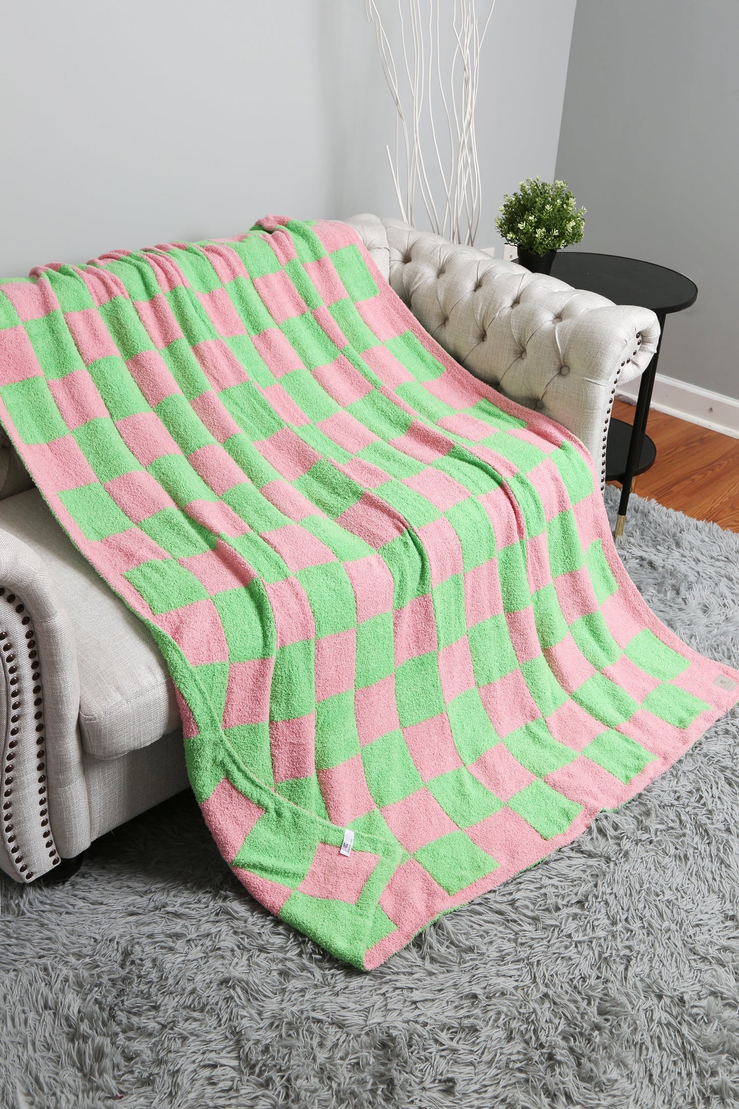 Luxurious Checkered Fleece Throw Blanket – Soft Plaid Microfiber, Machine Washable