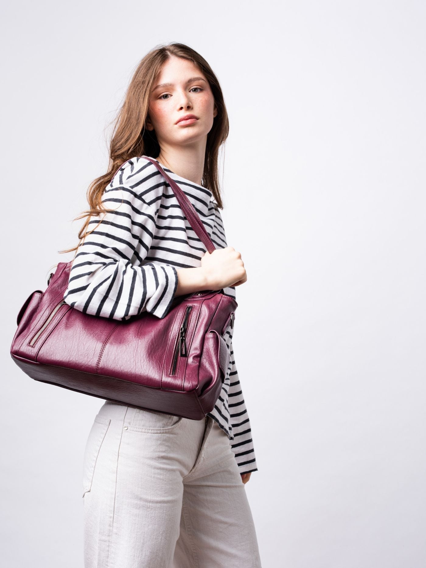 Black Leather Shoulder Bag with Side Pockets – Spacious & Elegant Women’s Leather Handbag