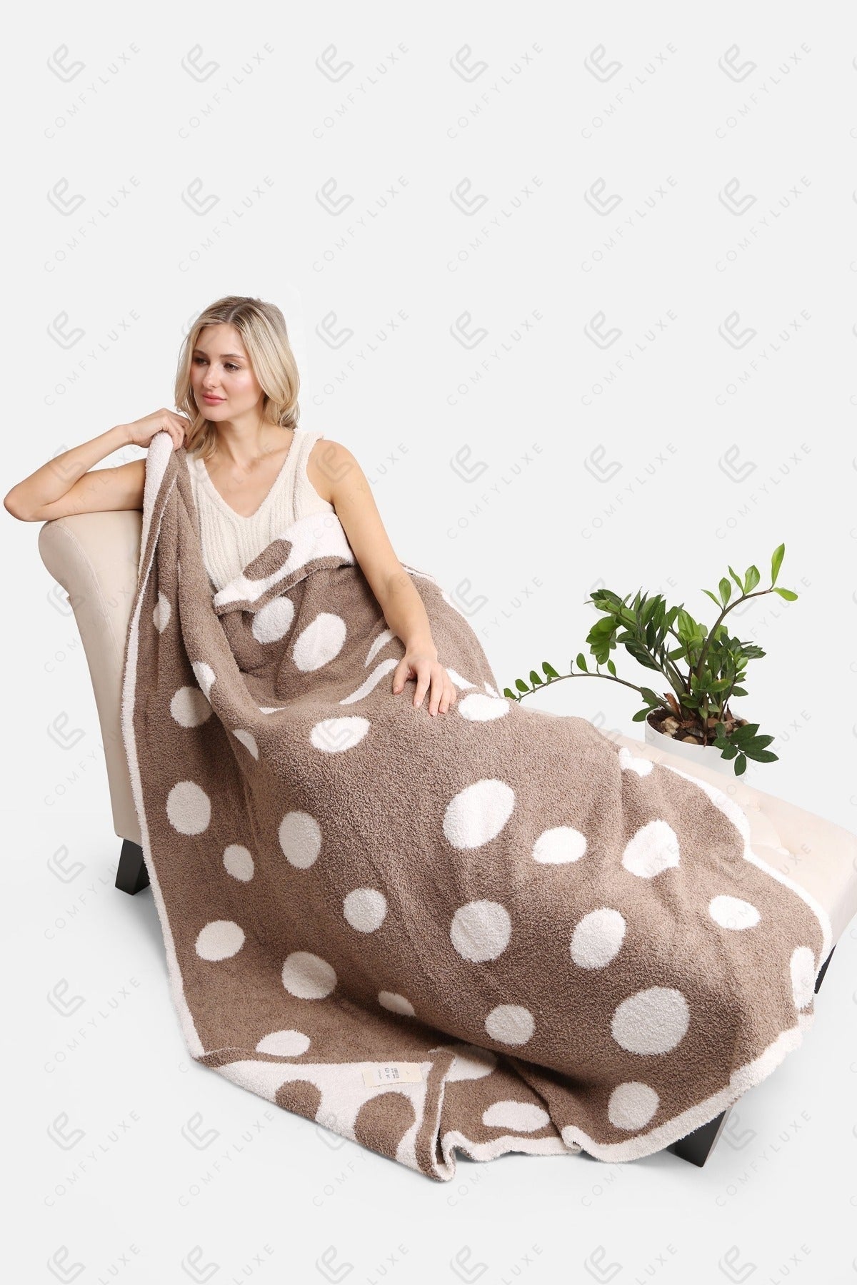 Polka Dot Luxe Fleece Throw Blanket – Soft & Cozy Microfiber Plaid in Blue or Coffee Brown (130x150 cm)