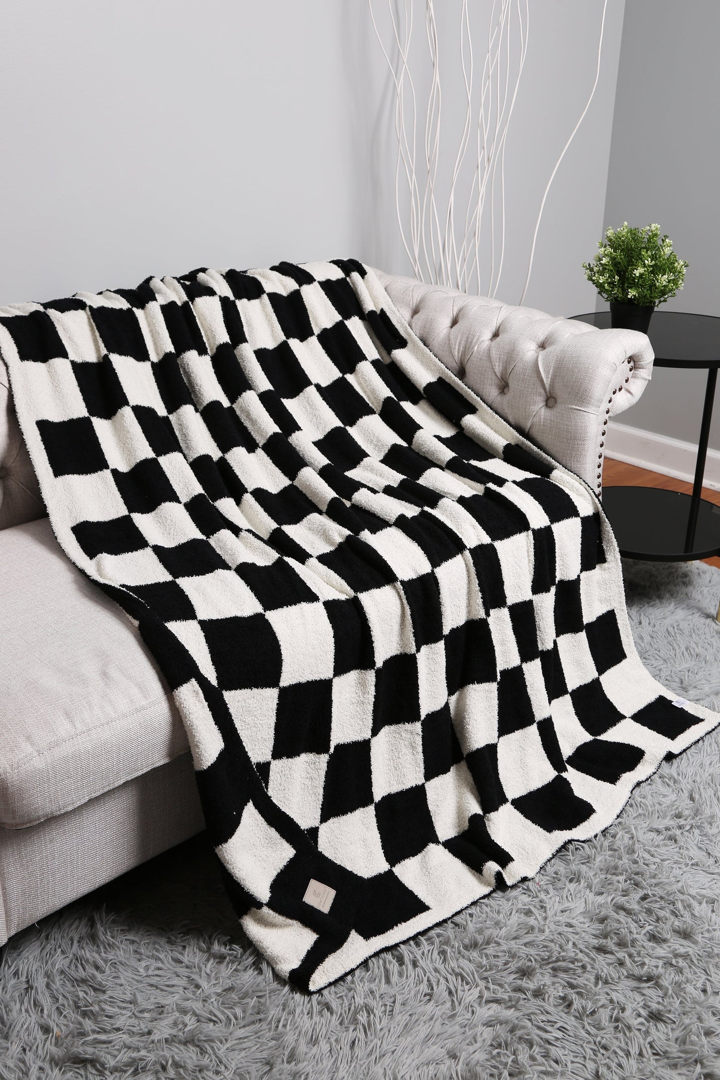 Luxurious Checkered Fleece Throw Blanket – Soft Plaid Microfiber, Machine Washable