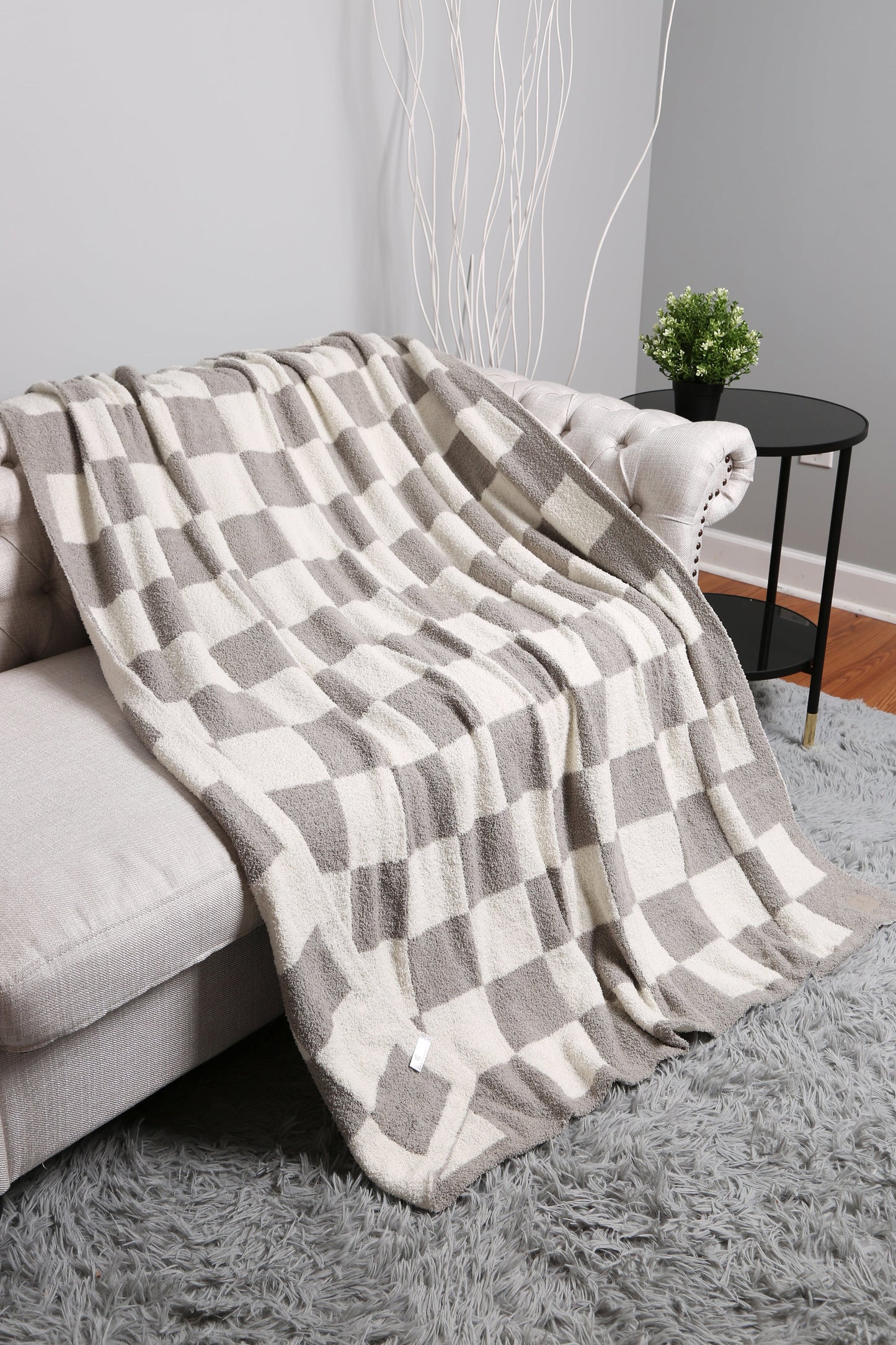 Luxurious Checkered Fleece Throw Blanket – Soft Plaid Microfiber, Machine Washable