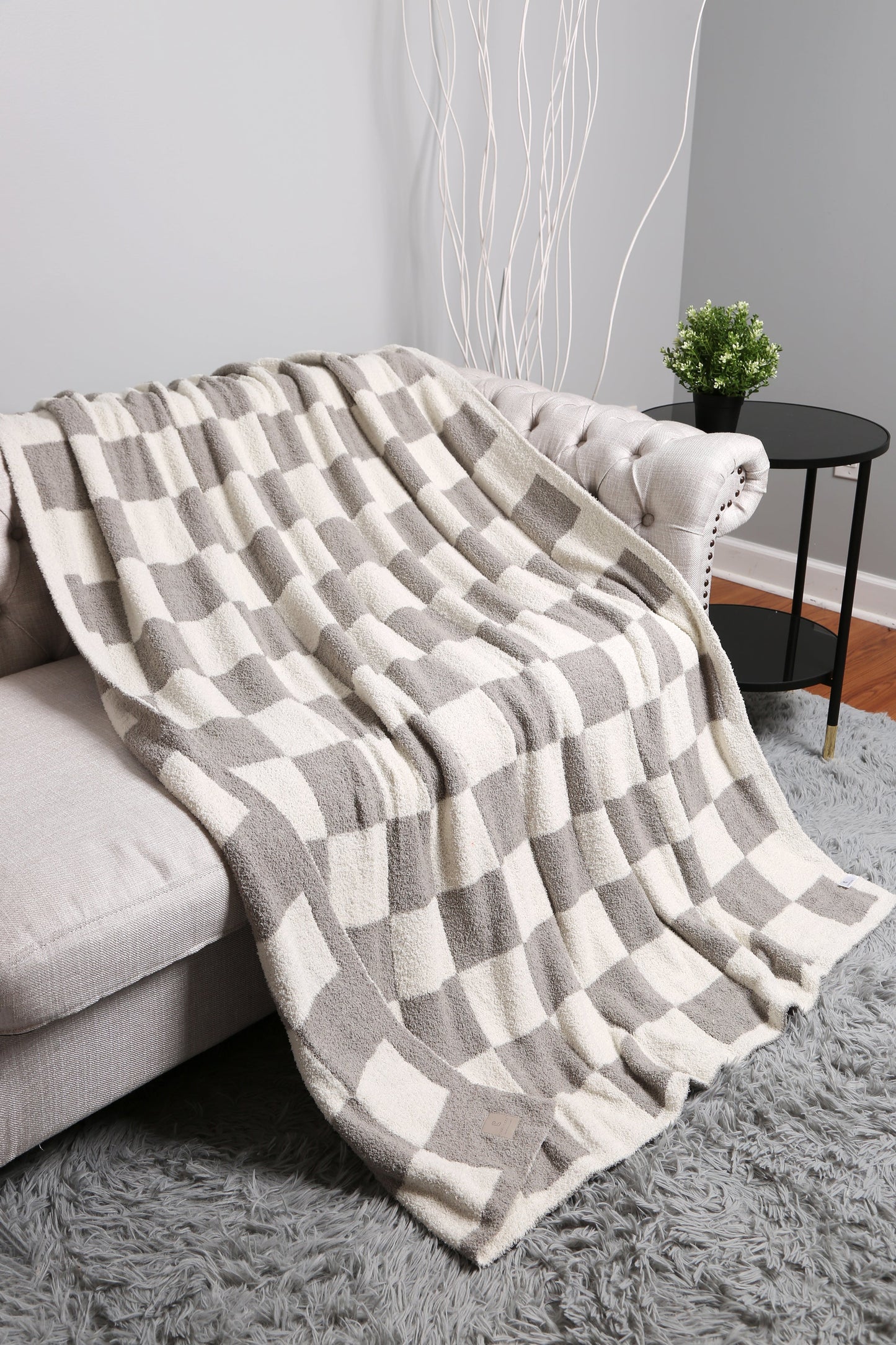 Luxurious Checkered Fleece Throw Blanket – Soft Plaid Microfiber, Machine Washable