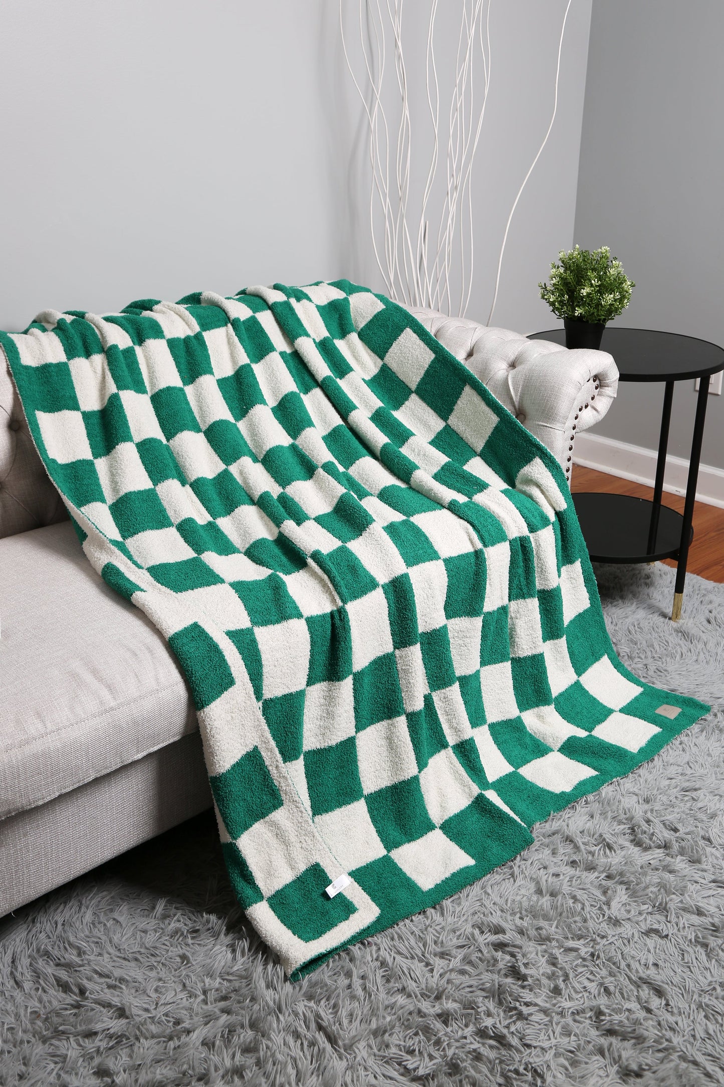 Luxurious Checkered Fleece Throw Blanket – Soft Plaid Microfiber, Machine Washable