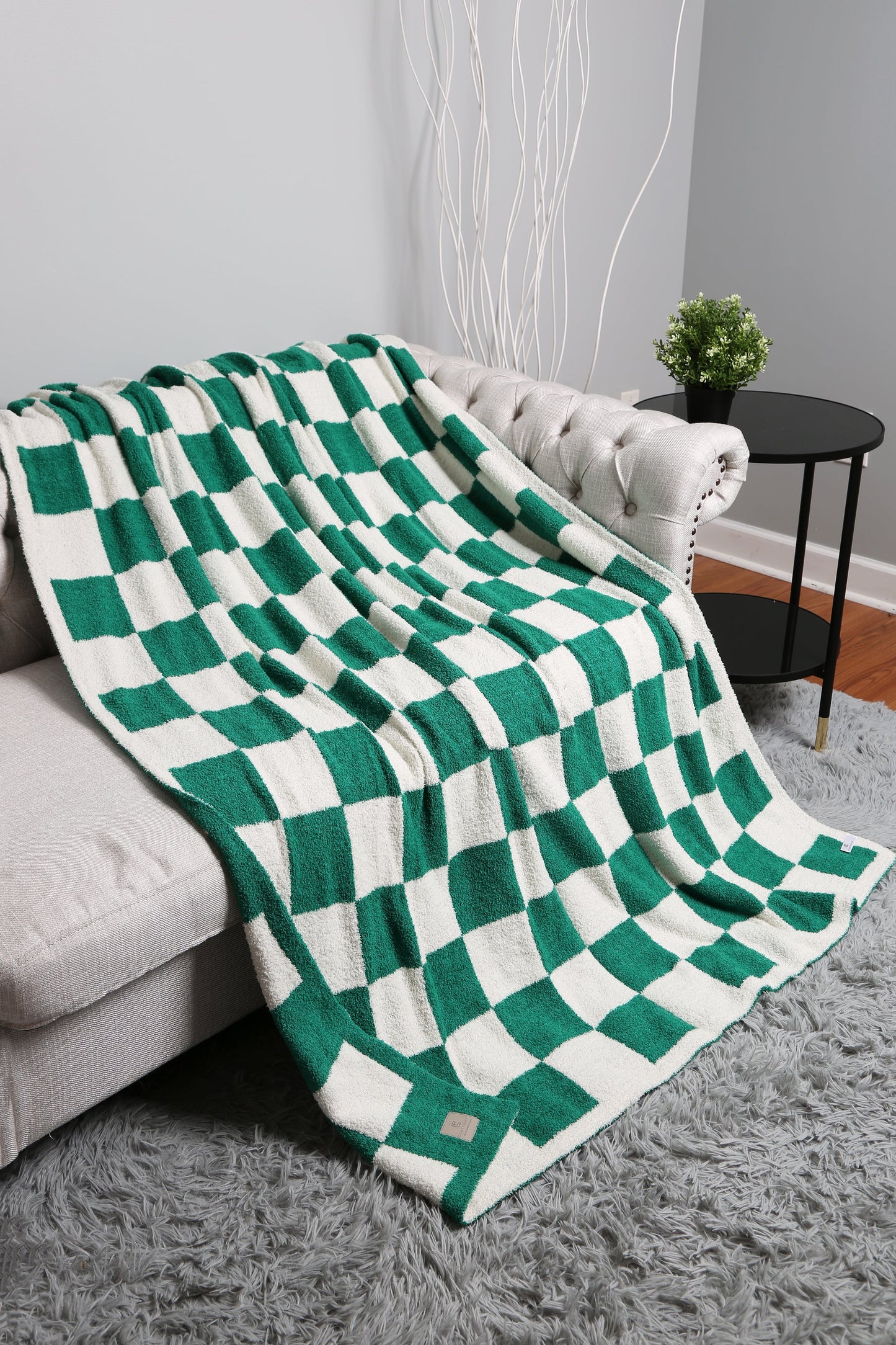 Luxurious Checkered Fleece Throw Blanket – Soft Plaid Microfiber, Machine Washable