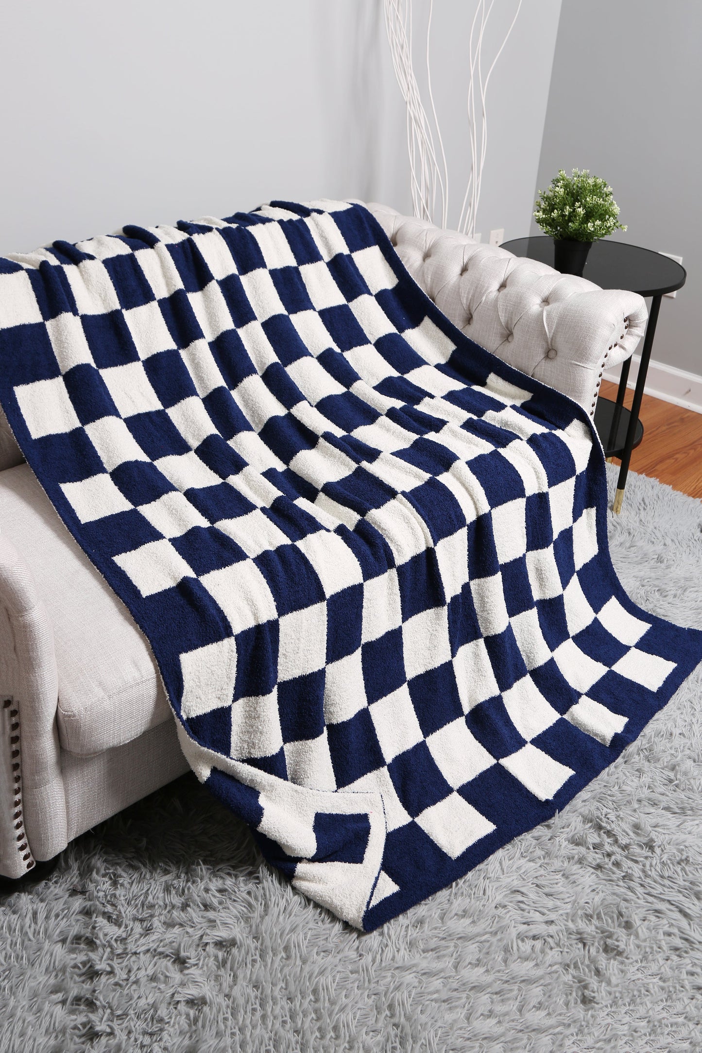Luxurious Checkered Fleece Throw Blanket – Soft Plaid Microfiber, Machine Washable
