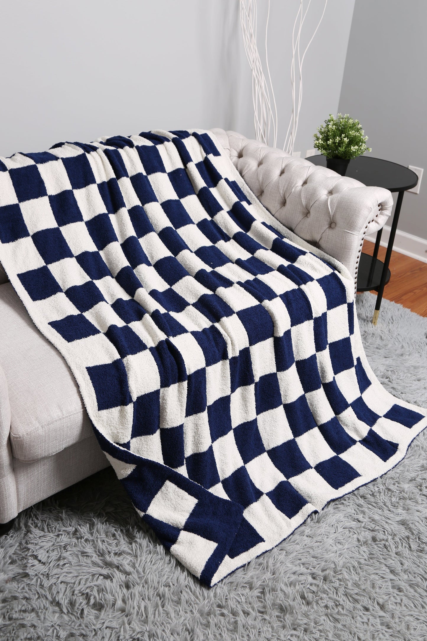 Luxurious Checkered Fleece Throw Blanket – Soft Plaid Microfiber, Machine Washable