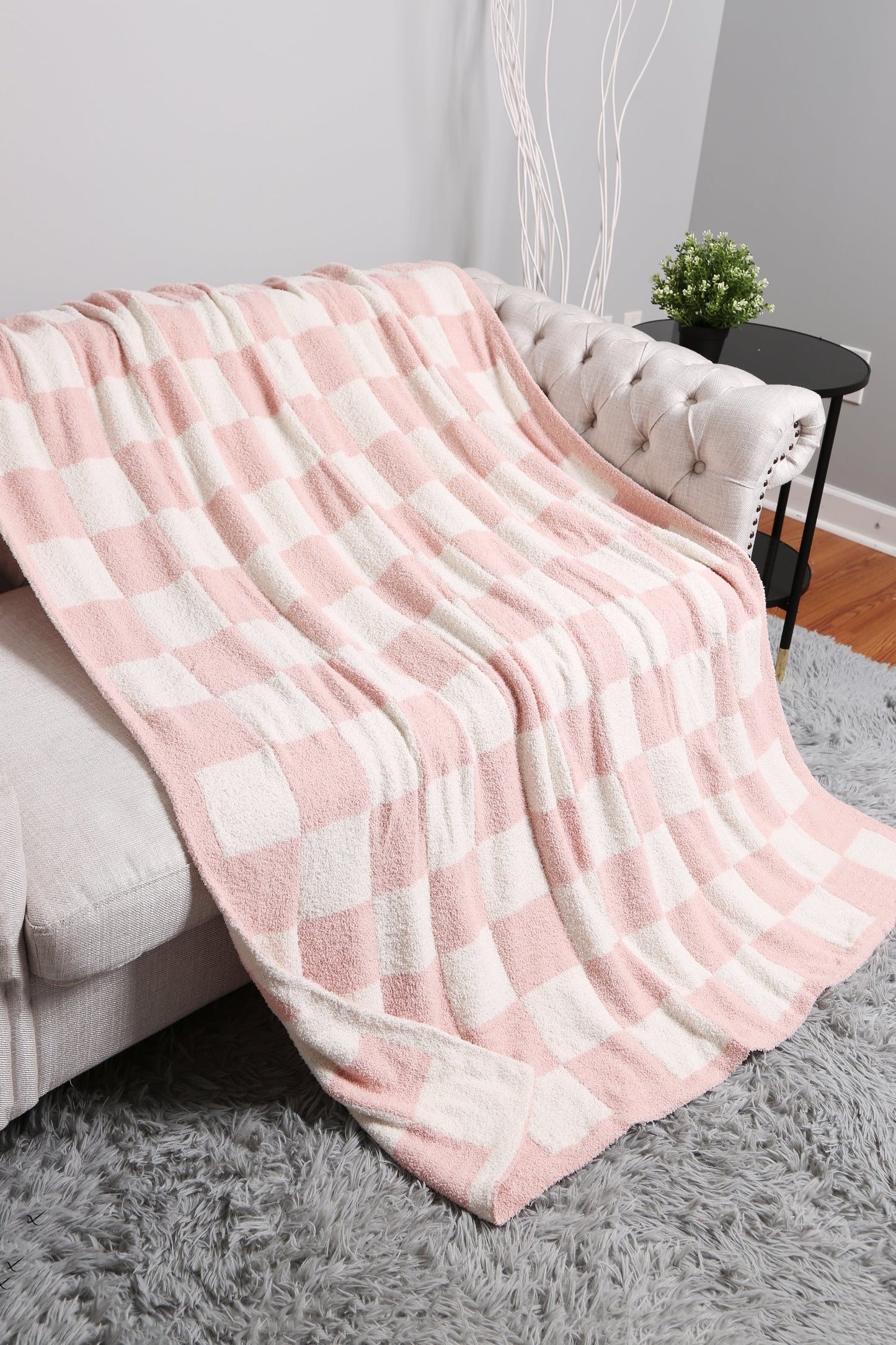 Luxurious Checkered Fleece Throw Blanket – Soft Plaid Microfiber, Machine Washable