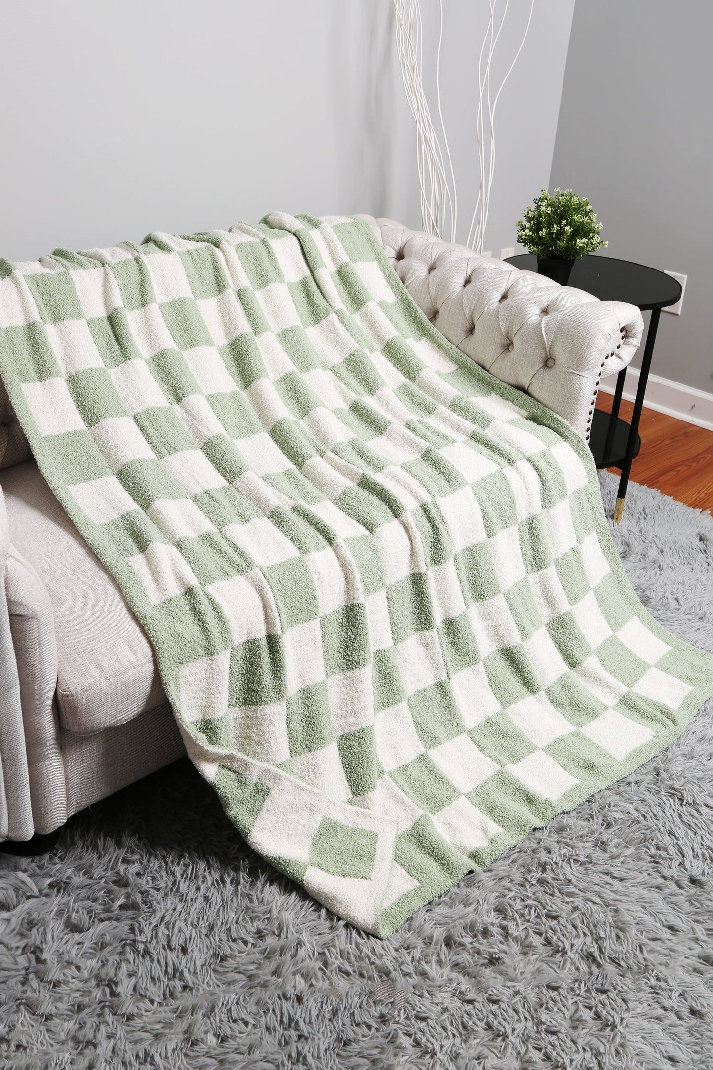 Luxurious Checkered Fleece Throw Blanket – Soft Plaid Microfiber, Machine Washable