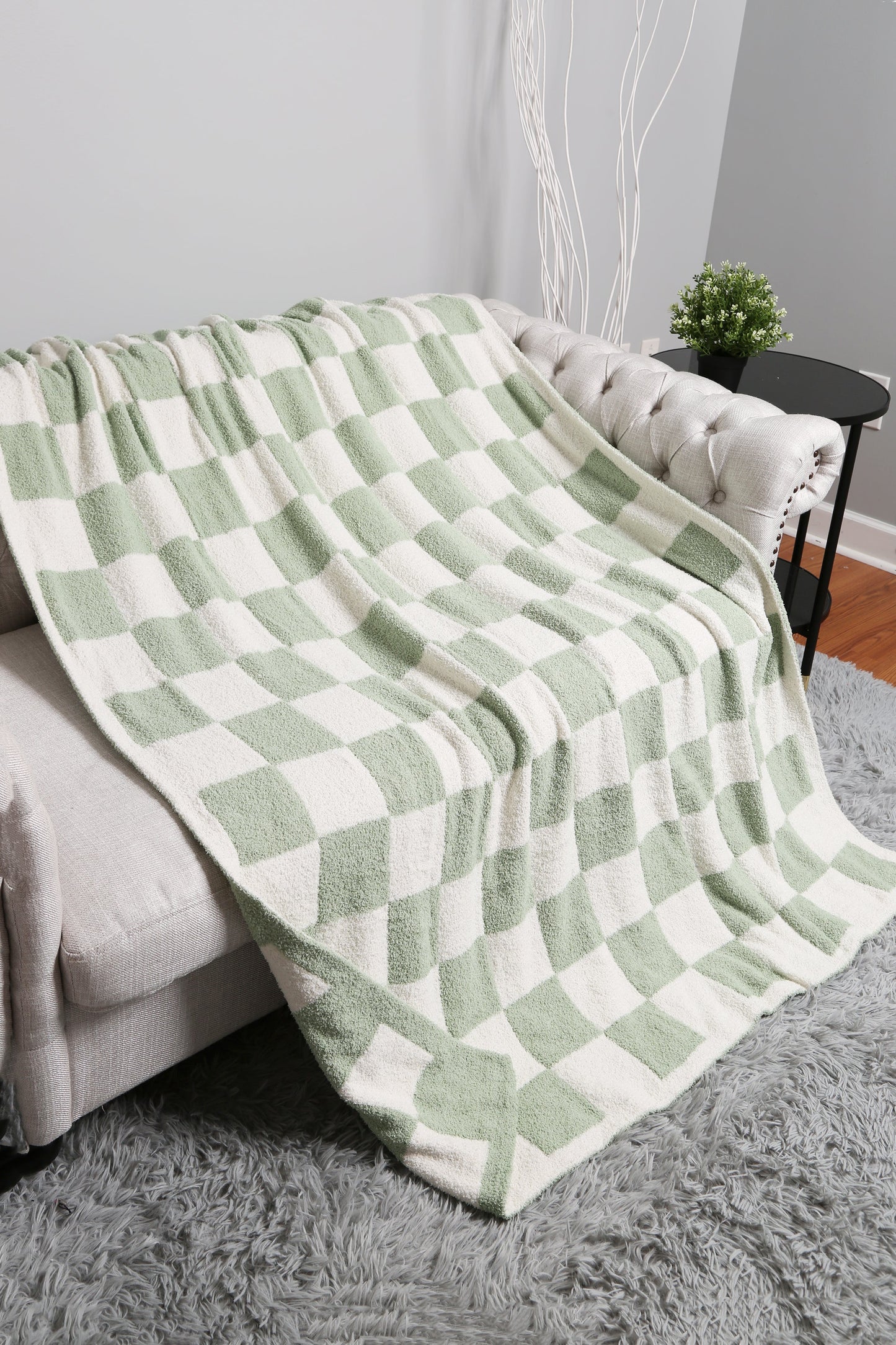 Luxurious Checkered Fleece Throw Blanket – Soft Plaid Microfiber, Machine Washable