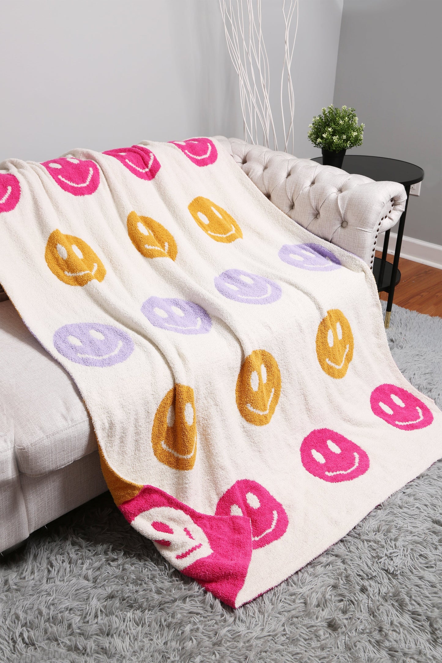 Multicolor Smiley Face Fleece Throw Blanket – Soft, Cozy & Playful Home Decor
