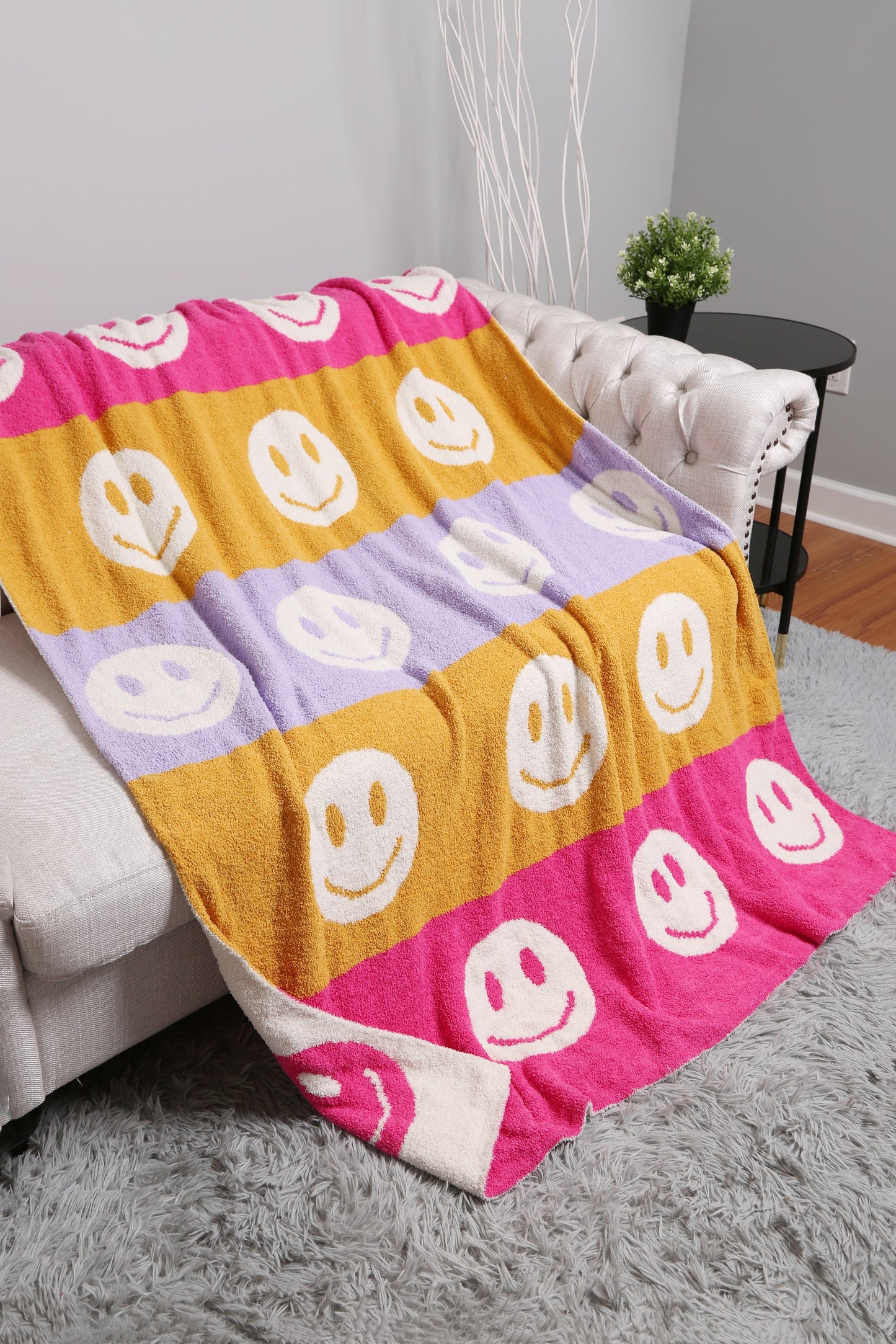 Multicolor Smiley Face Fleece Throw Blanket – Soft, Cozy & Playful Home Decor