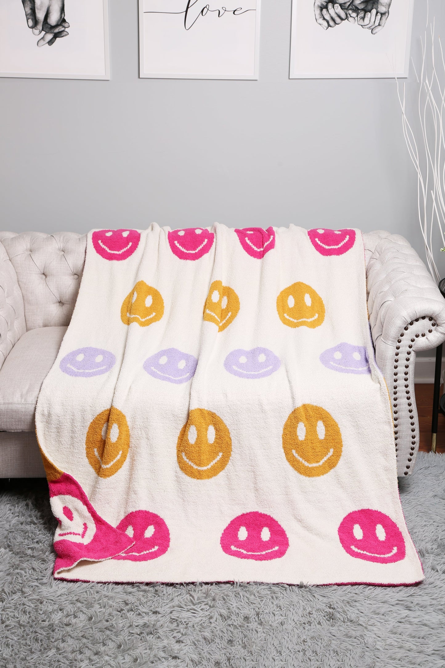 Multicolor Smiley Face Fleece Throw Blanket – Soft, Cozy & Playful Home Decor