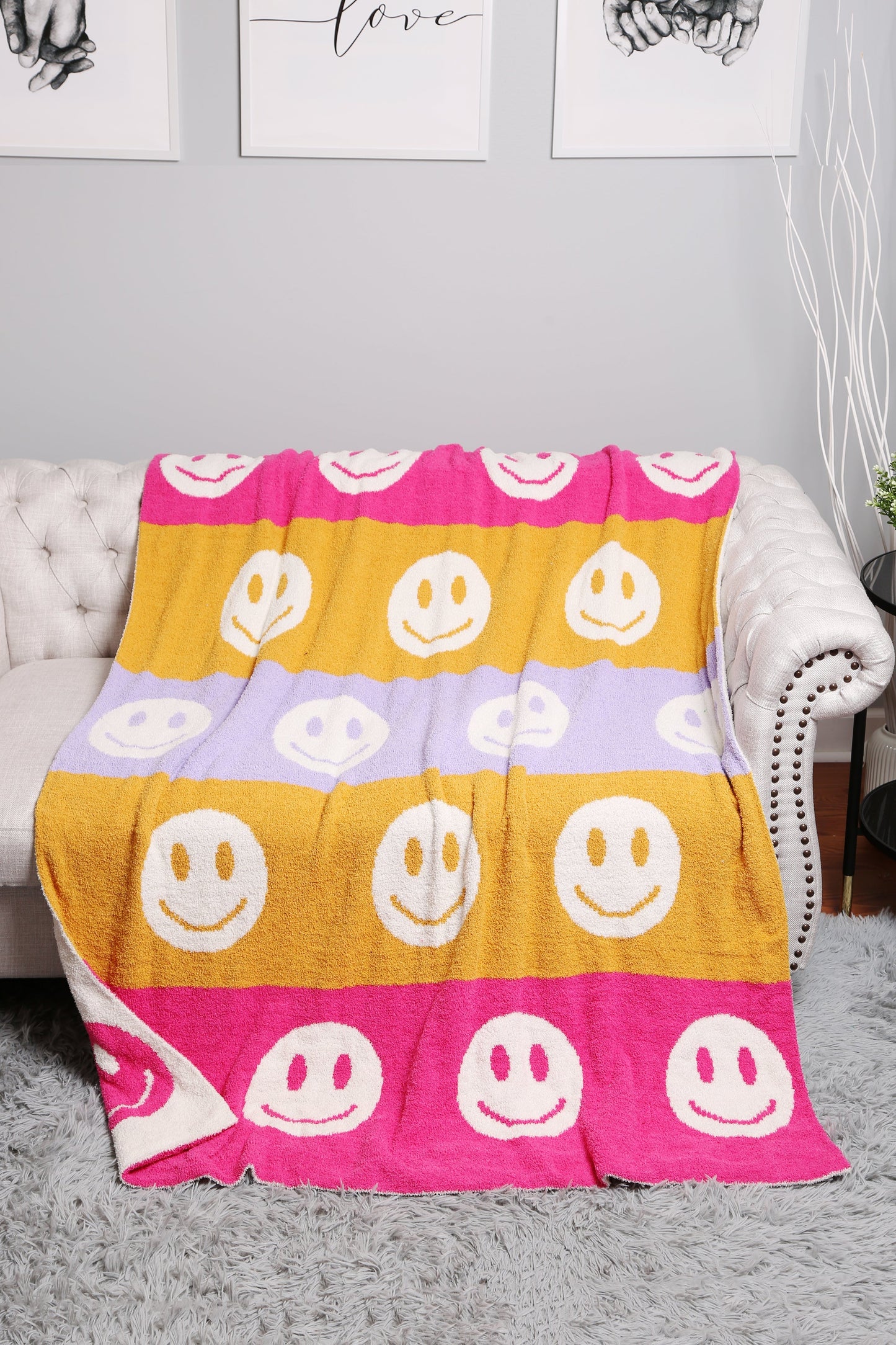 Multicolor Smiley Face Fleece Throw Blanket – Soft, Cozy & Playful Home Decor