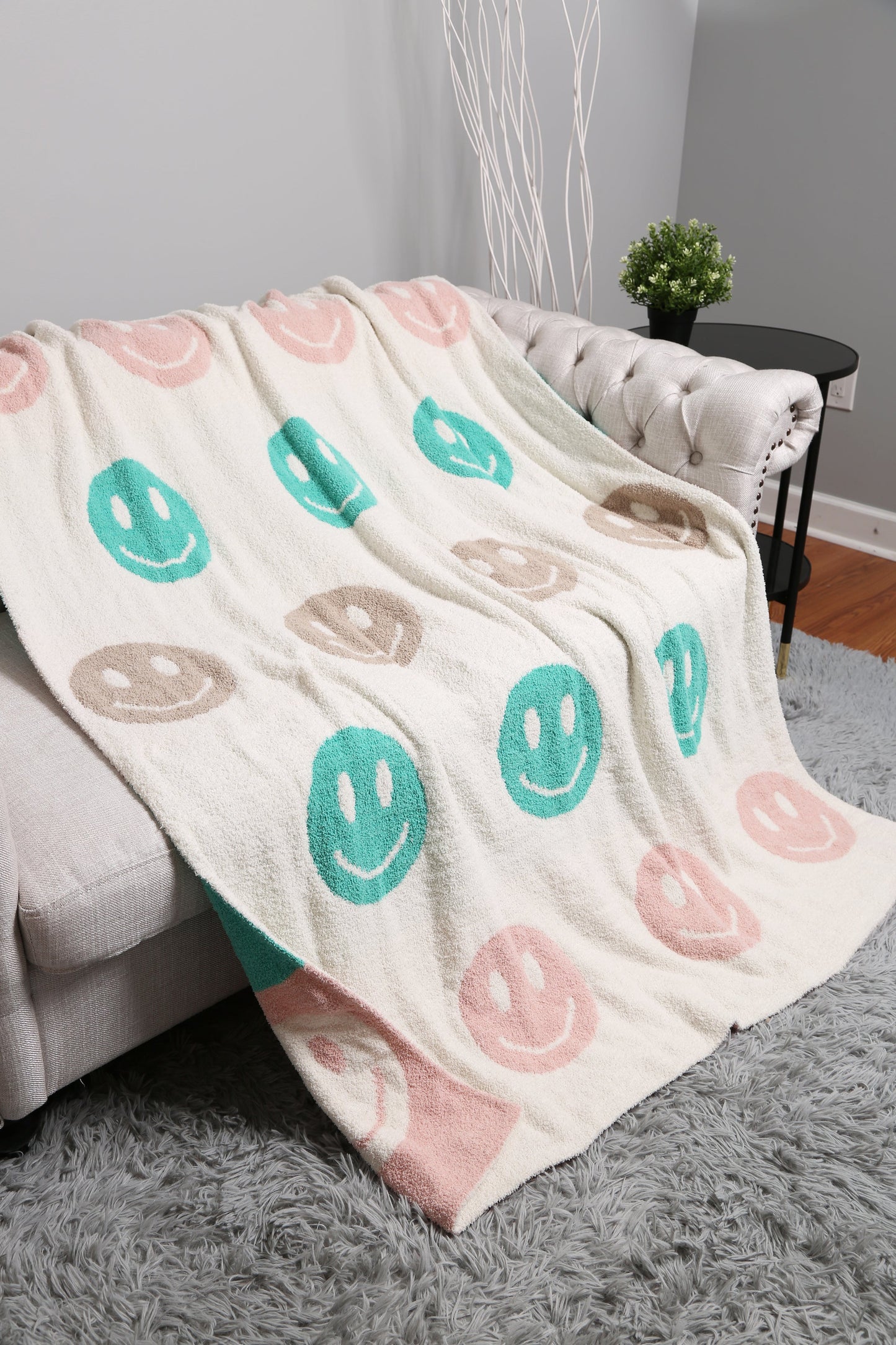 Multicolor Smiley Face Fleece Throw Blanket – Soft, Cozy & Playful Home Decor
