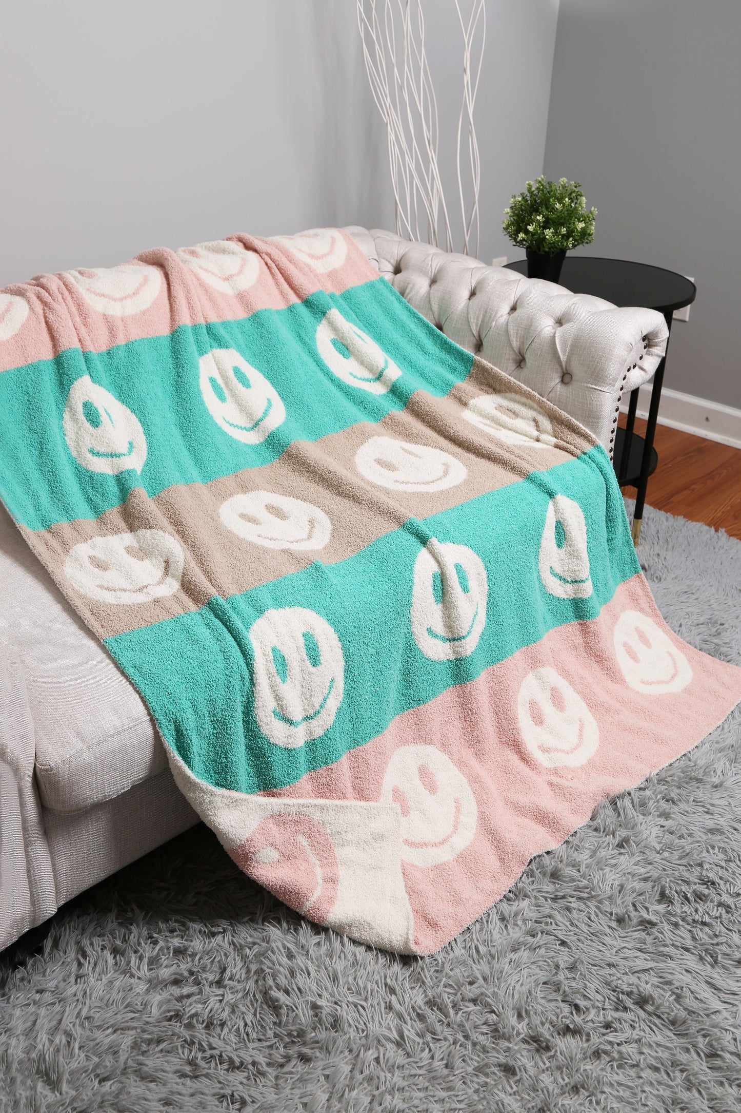 Multicolor Smiley Face Fleece Throw Blanket – Soft, Cozy & Playful Home Decor