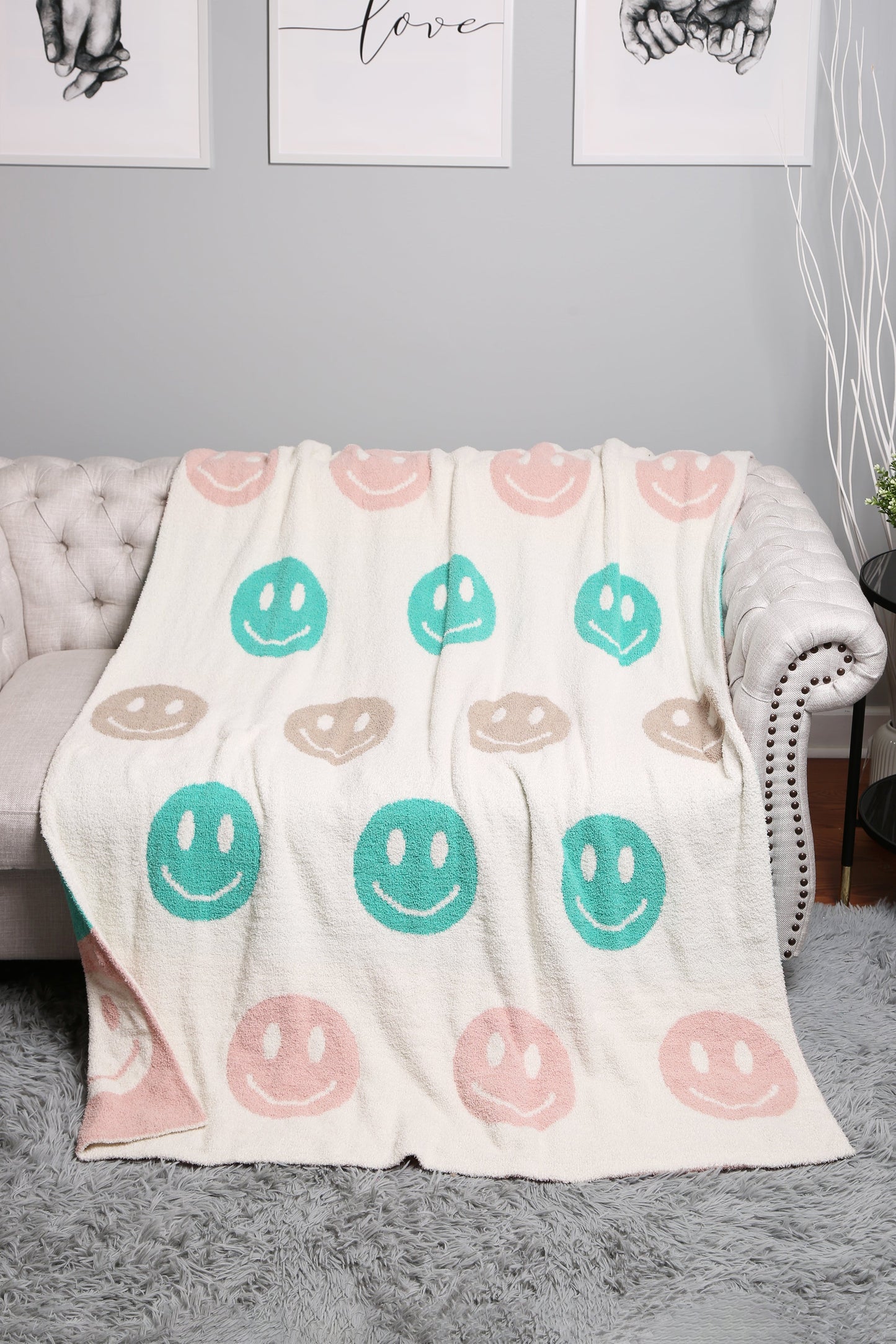 Multicolor Smiley Face Fleece Throw Blanket – Soft, Cozy & Playful Home Decor