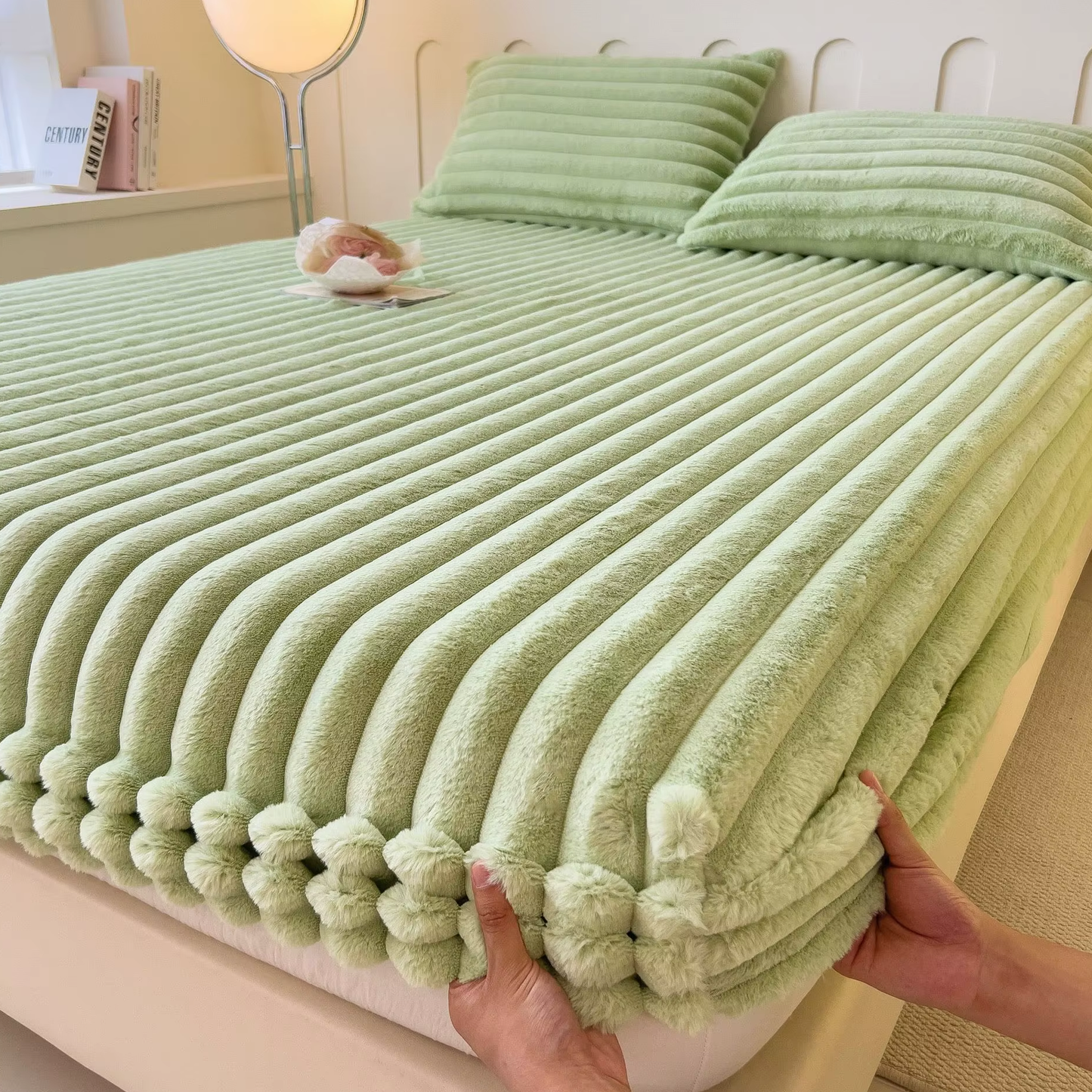 Soft Velvet Fleece Bedspread – Plush Ribbed Texture Warm Blanket for Bedroom & Couch