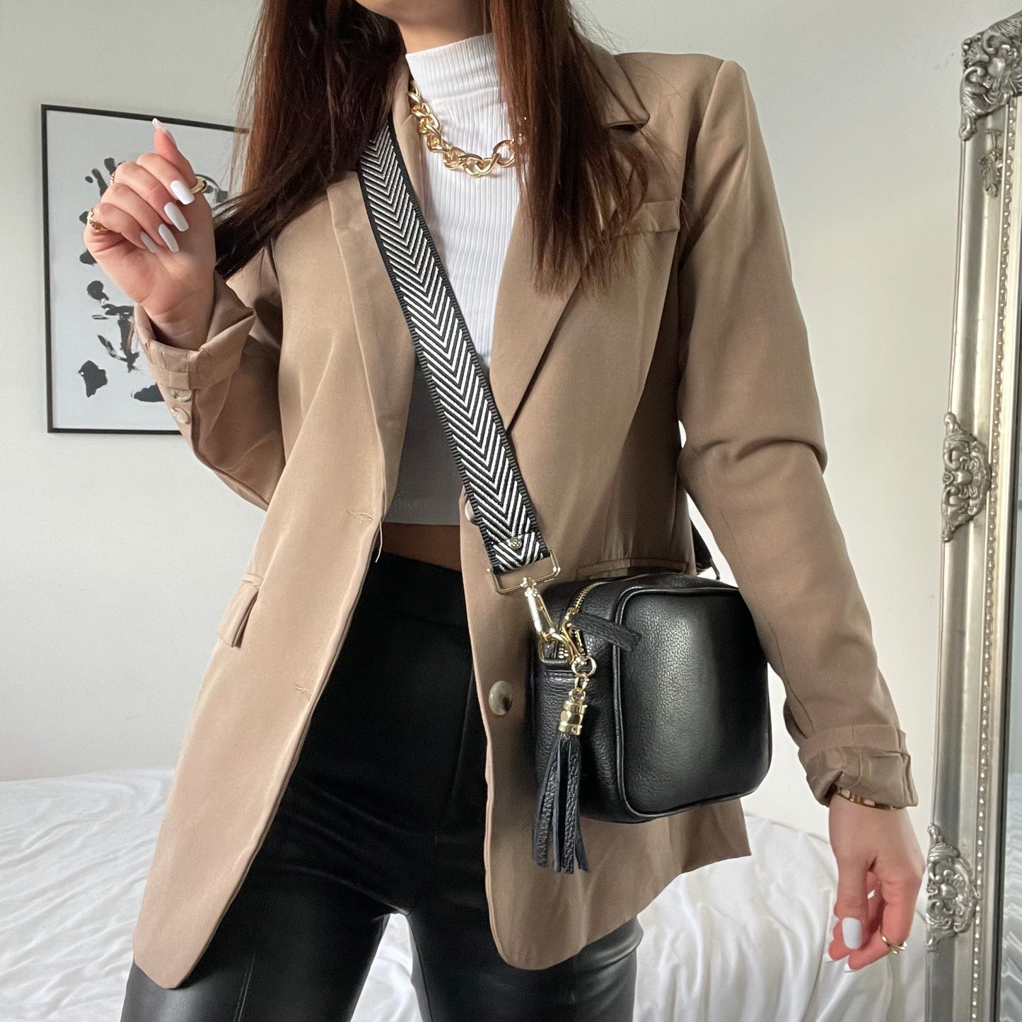 Elegant Black Crossbody Bag for Women – Adjustable Strap, Vegan Leather, Chic Tassel Detail