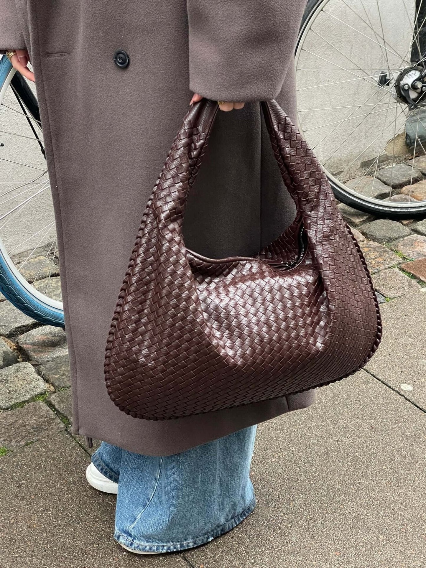 Handwoven Shoulder Bag – Stylish, Versatile & Trendy