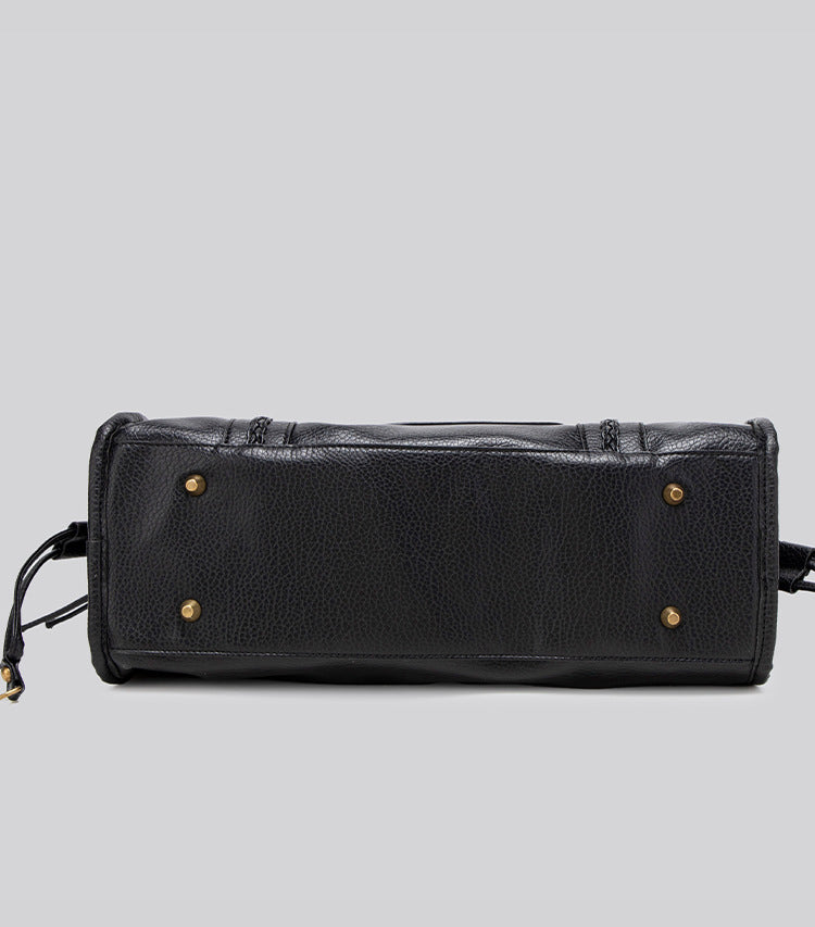 Black Handbag with Zipper – Bold & Spacious Design