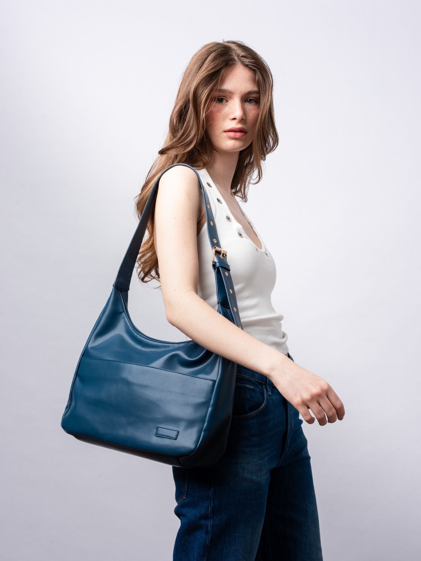 Black Shoulder Bag – Minimalist & Spacious Vegan Leather Design