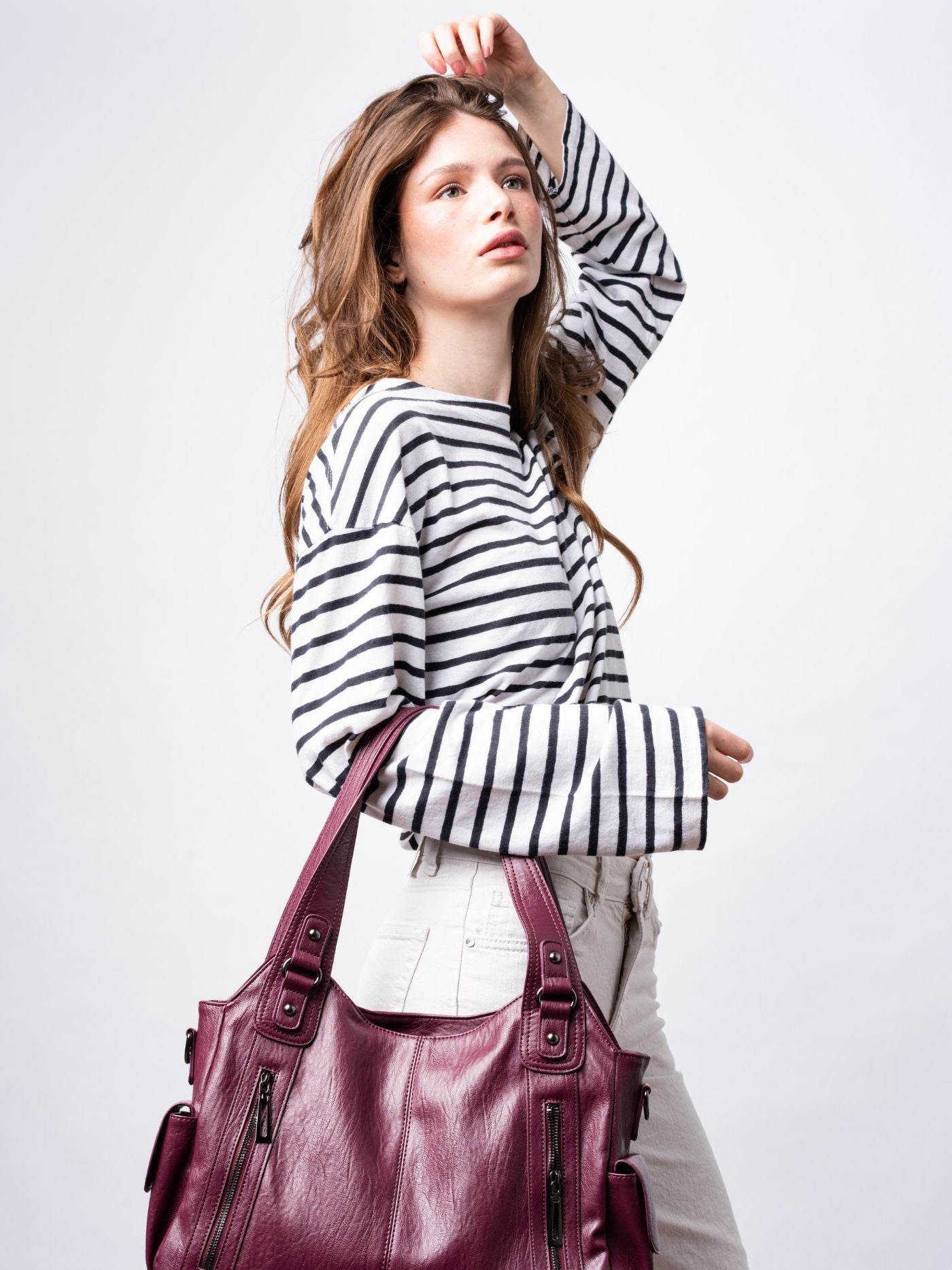 Black Leather Shoulder Bag with Side Pockets – Spacious & Elegant Women’s Leather Handbag