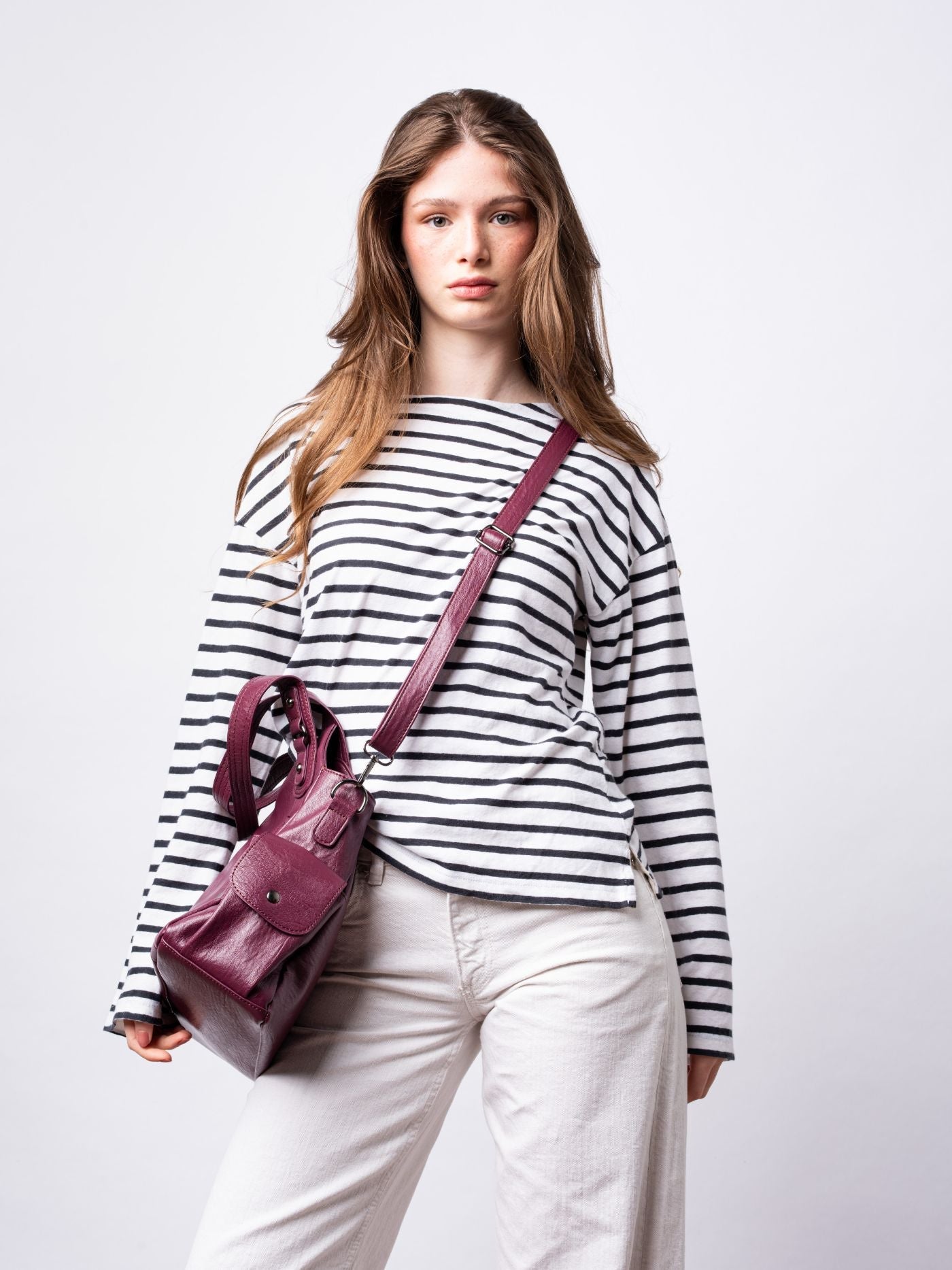 Black Leather Shoulder Bag with Side Pockets – Spacious & Elegant Women’s Leather Handbag