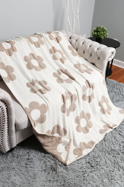 Retro Daisy Throw Blanket | Soft Floral Fleece Plaid in Beige or Pink