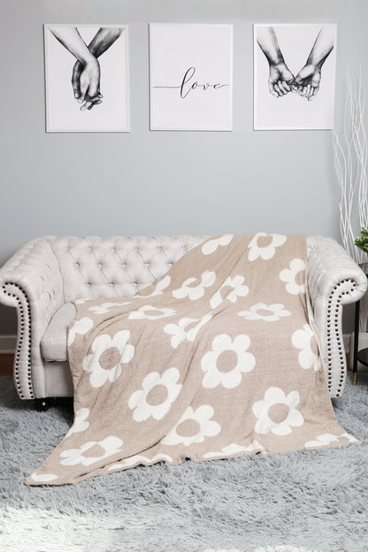 Retro Daisy Throw Blanket | Soft Floral Fleece Plaid in Beige or Pink