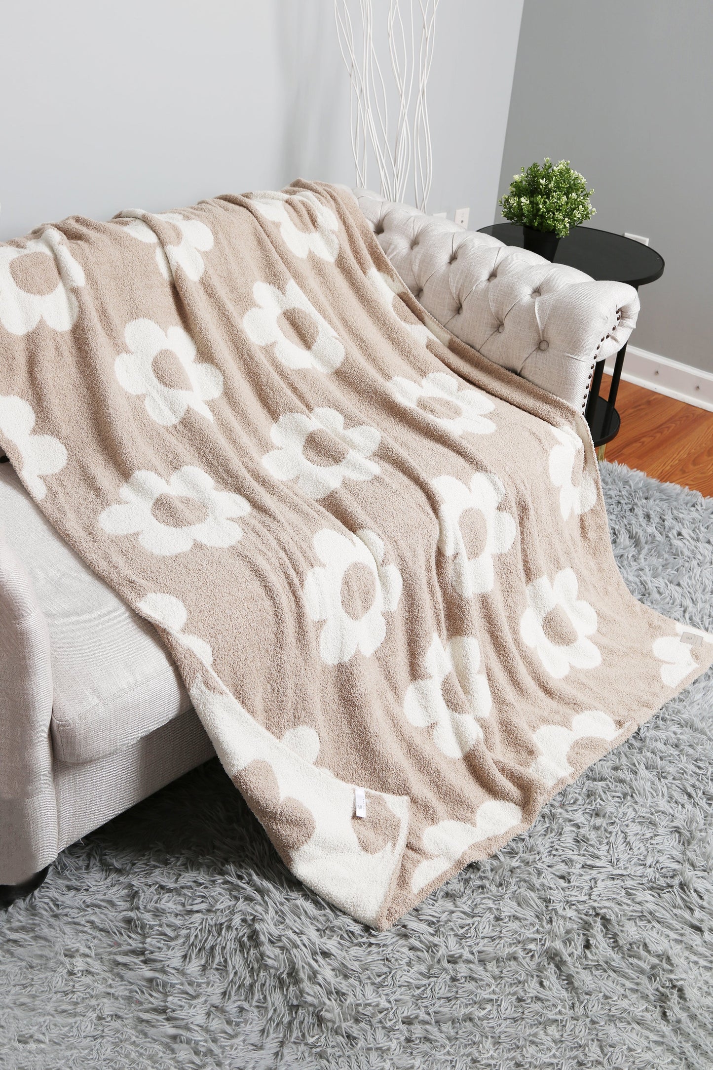 Retro Daisy Throw Blanket | Soft Floral Fleece Plaid in Beige or Pink