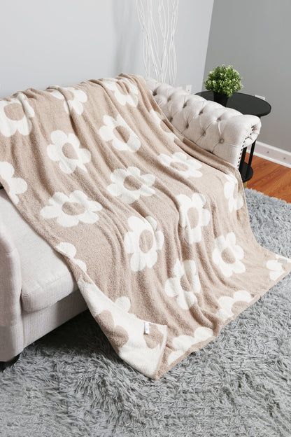 Retro Daisy Throw Blanket | Soft Floral Fleece Plaid in Beige or Pink