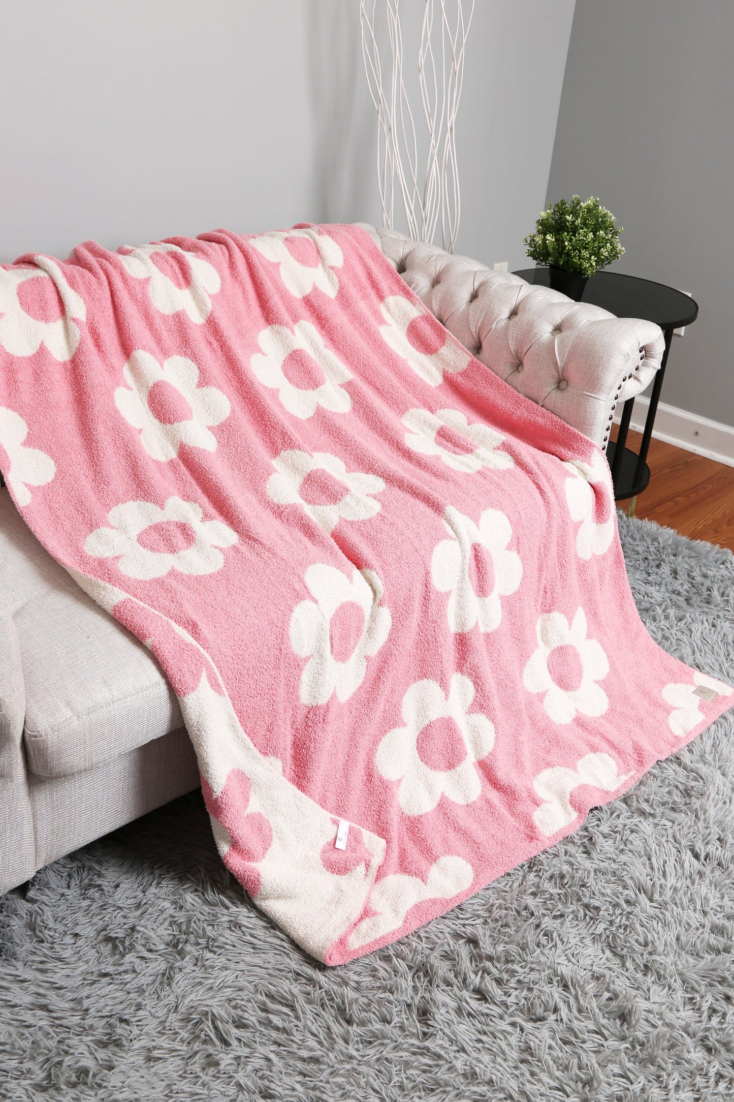 Retro Daisy Throw Blanket | Soft Floral Fleece Plaid in Beige or Pink