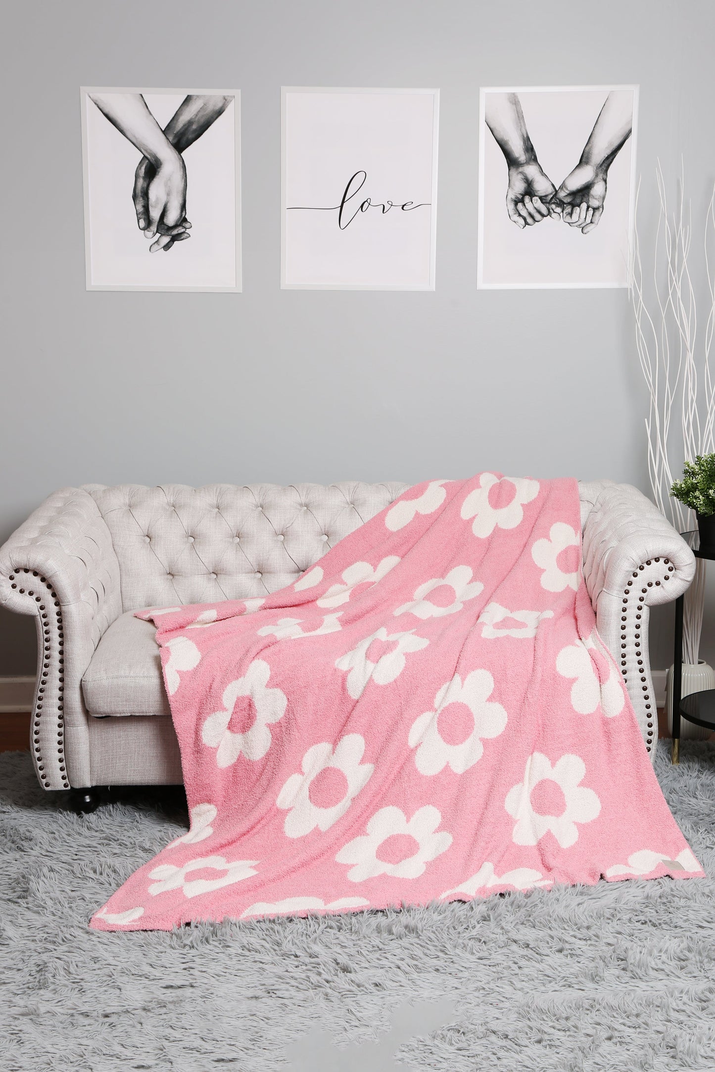Retro Daisy Throw Blanket | Soft Floral Fleece Plaid in Beige or Pink
