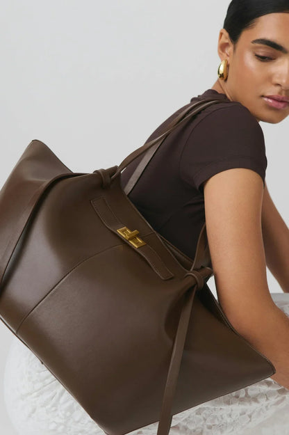 Elegant Tote Handbag – Timeless & Functional